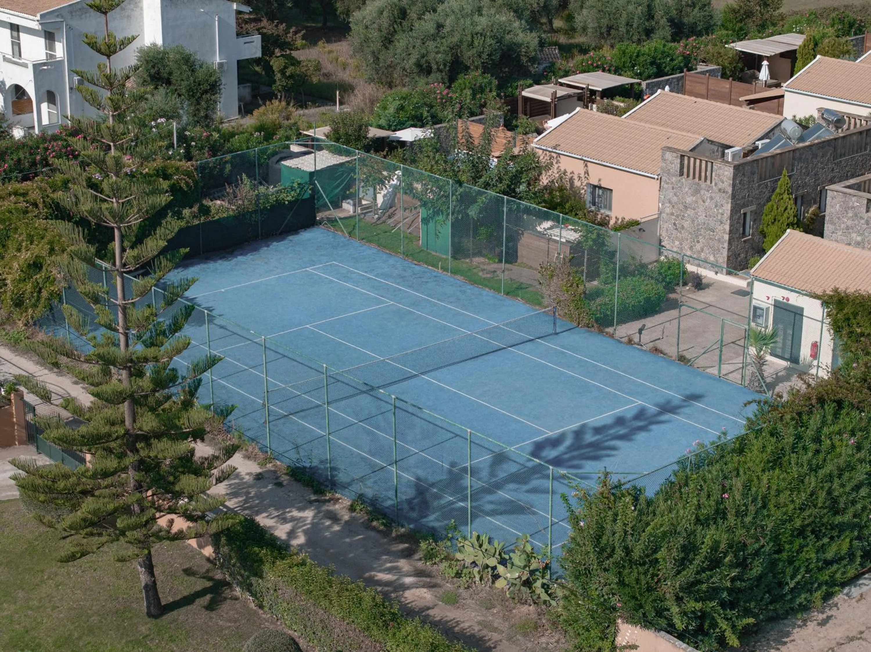 Tennis court in Restia