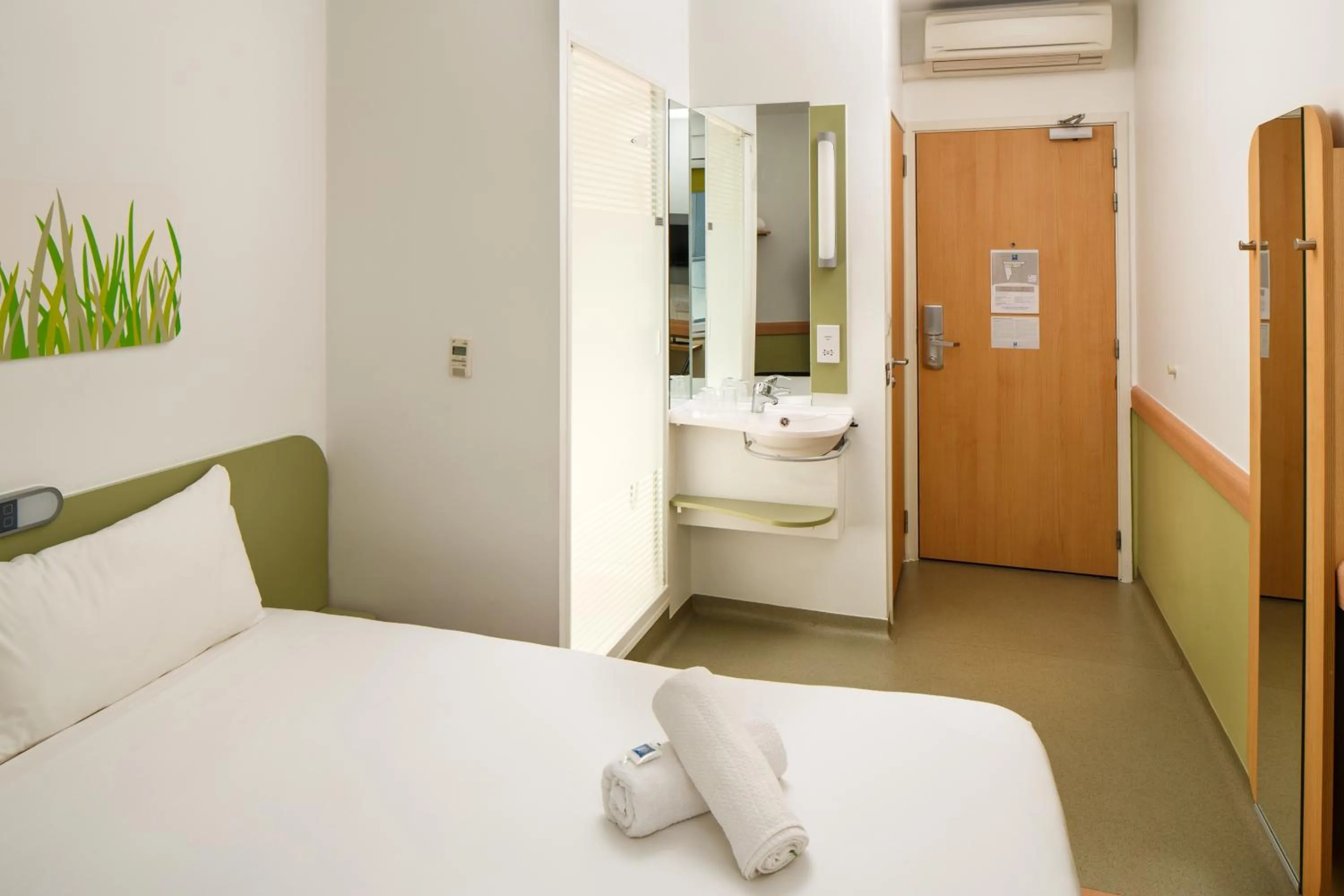 Toilet, Bed in ibis Budget Manchester Centre Pollard Street