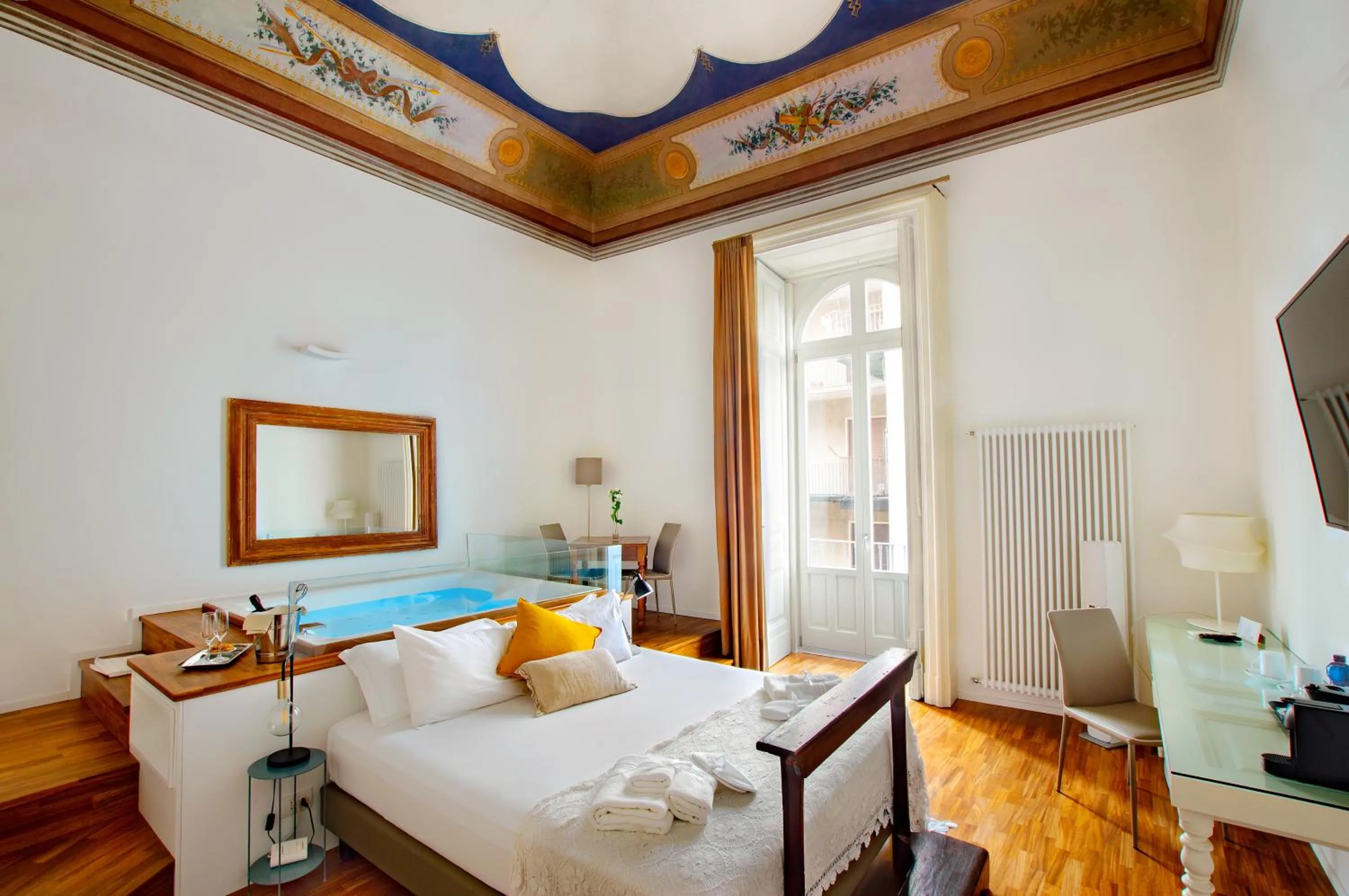 Hot Tub, Bed in Naca Suite