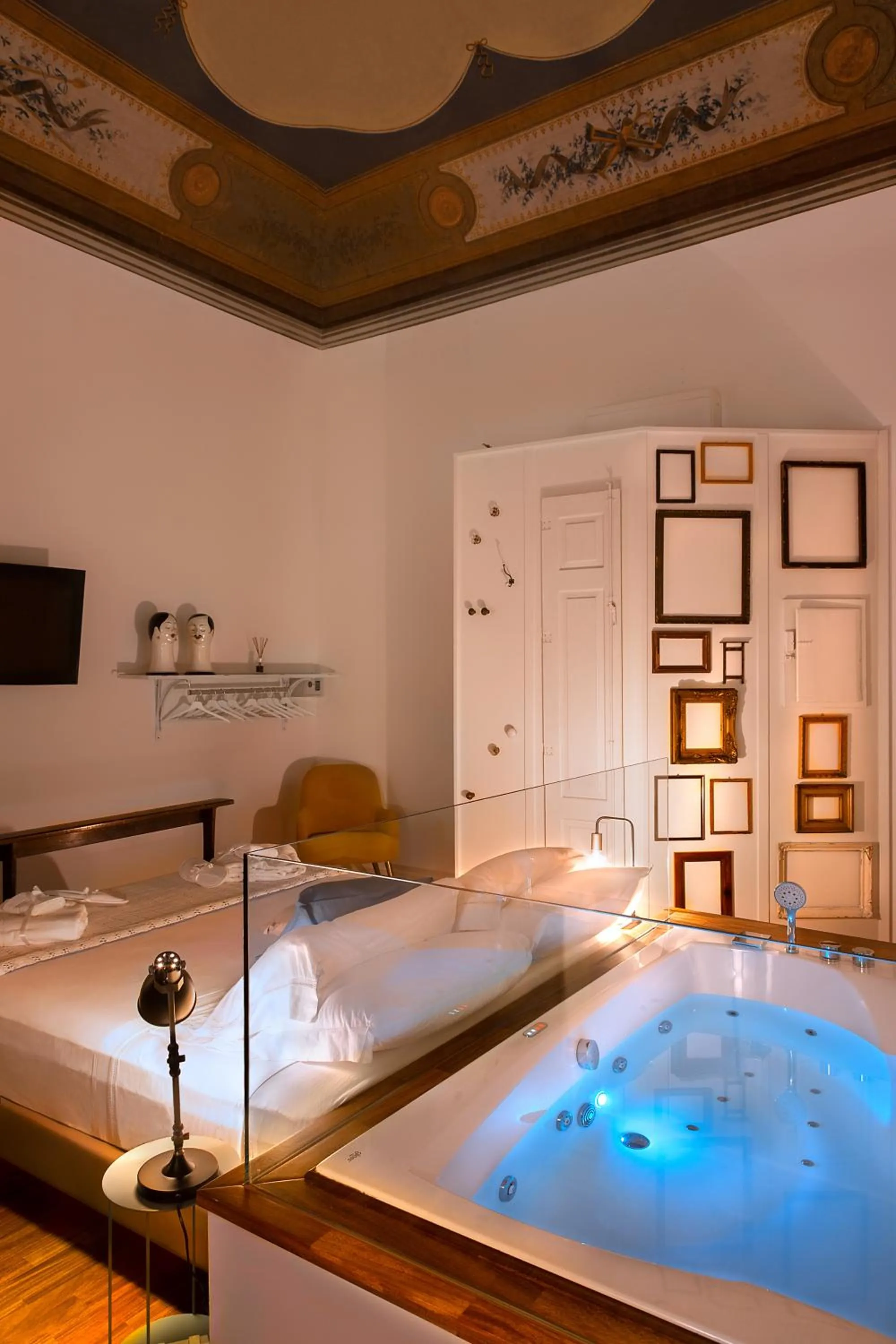 Hot Tub, Bed in Naca Suite