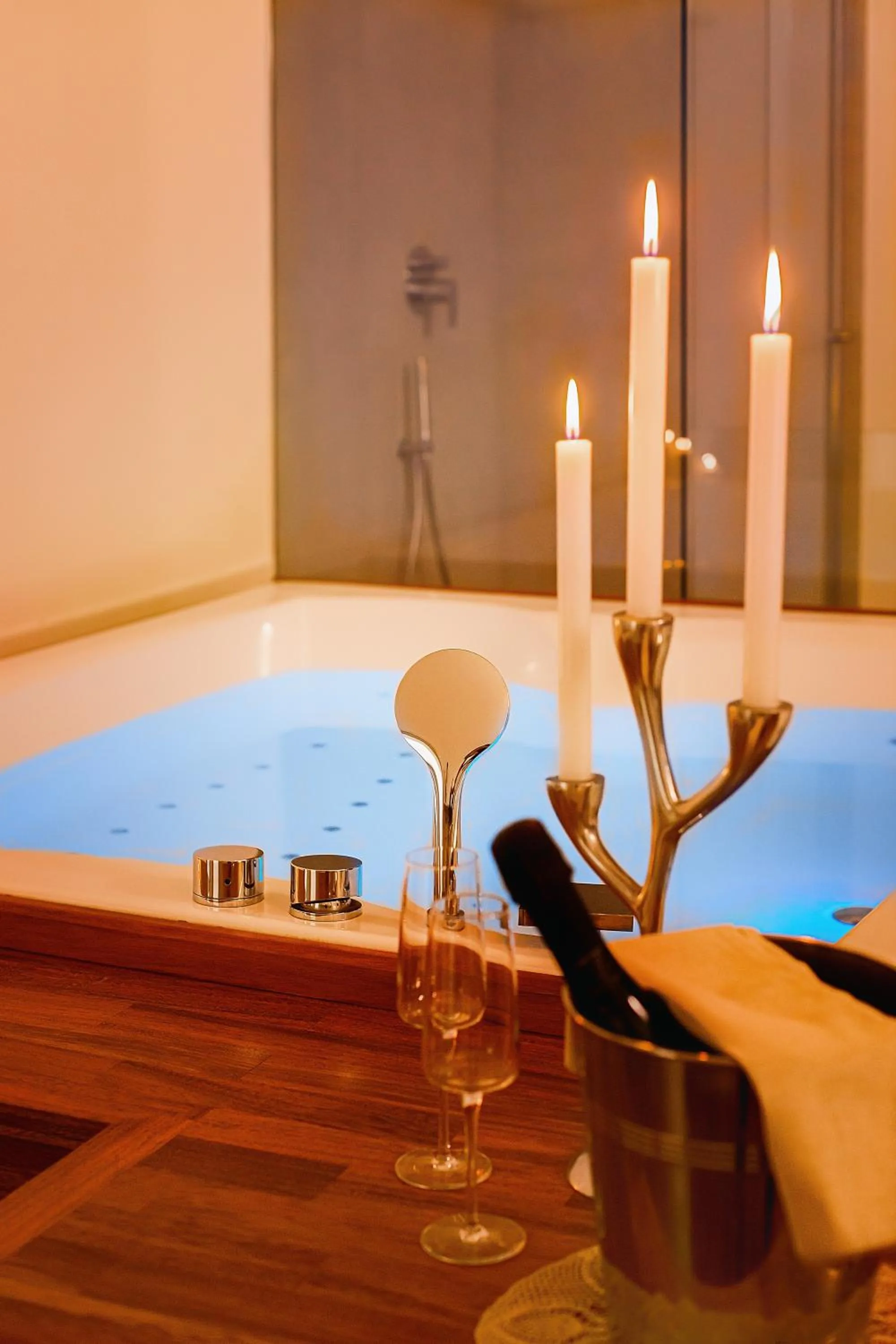 Hot Tub in Naca Suite