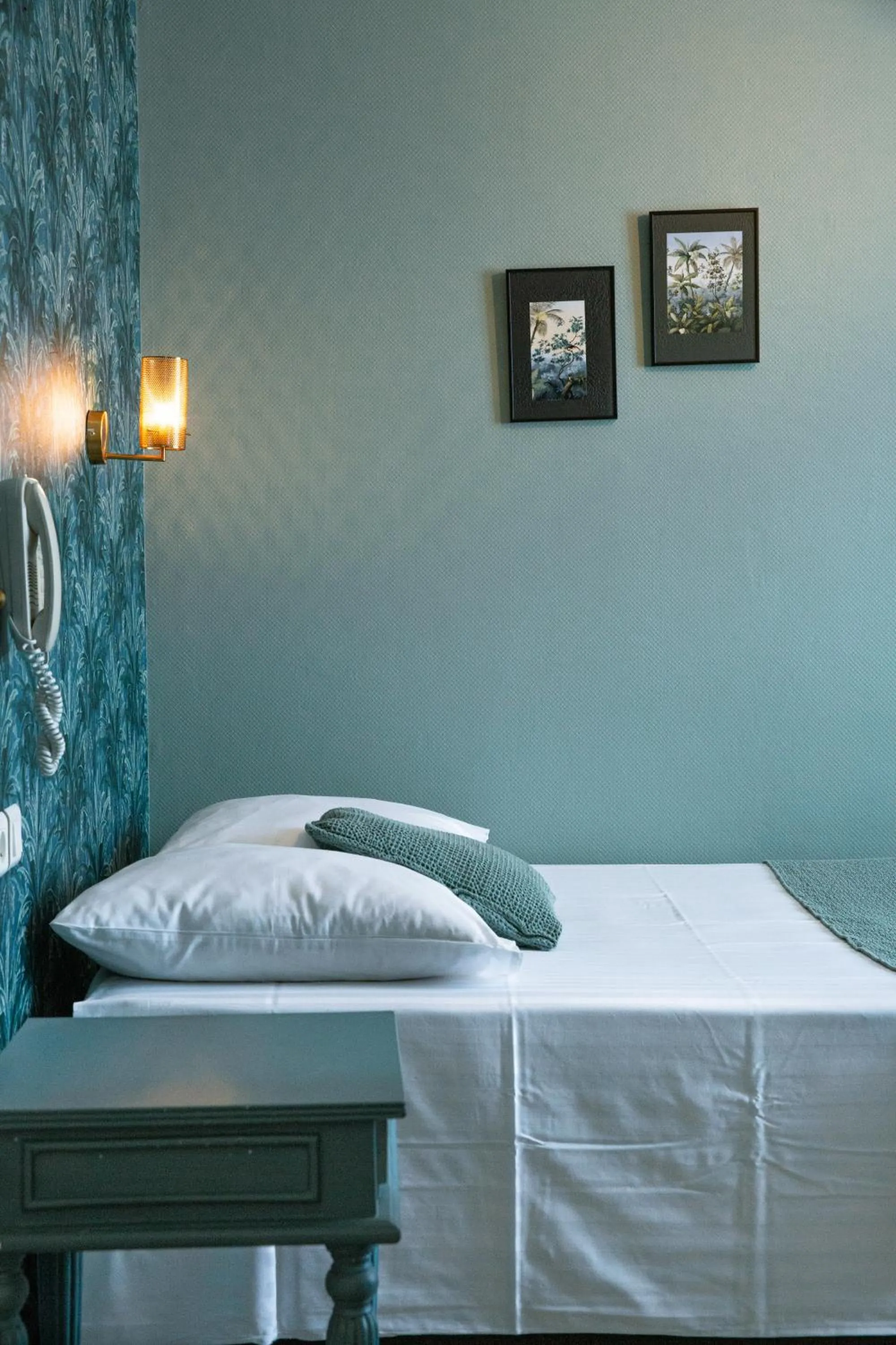 Shower, Bed in Demeures & Châteaux - Hôtel Le Saint Pierre, La Baule-Escoublac