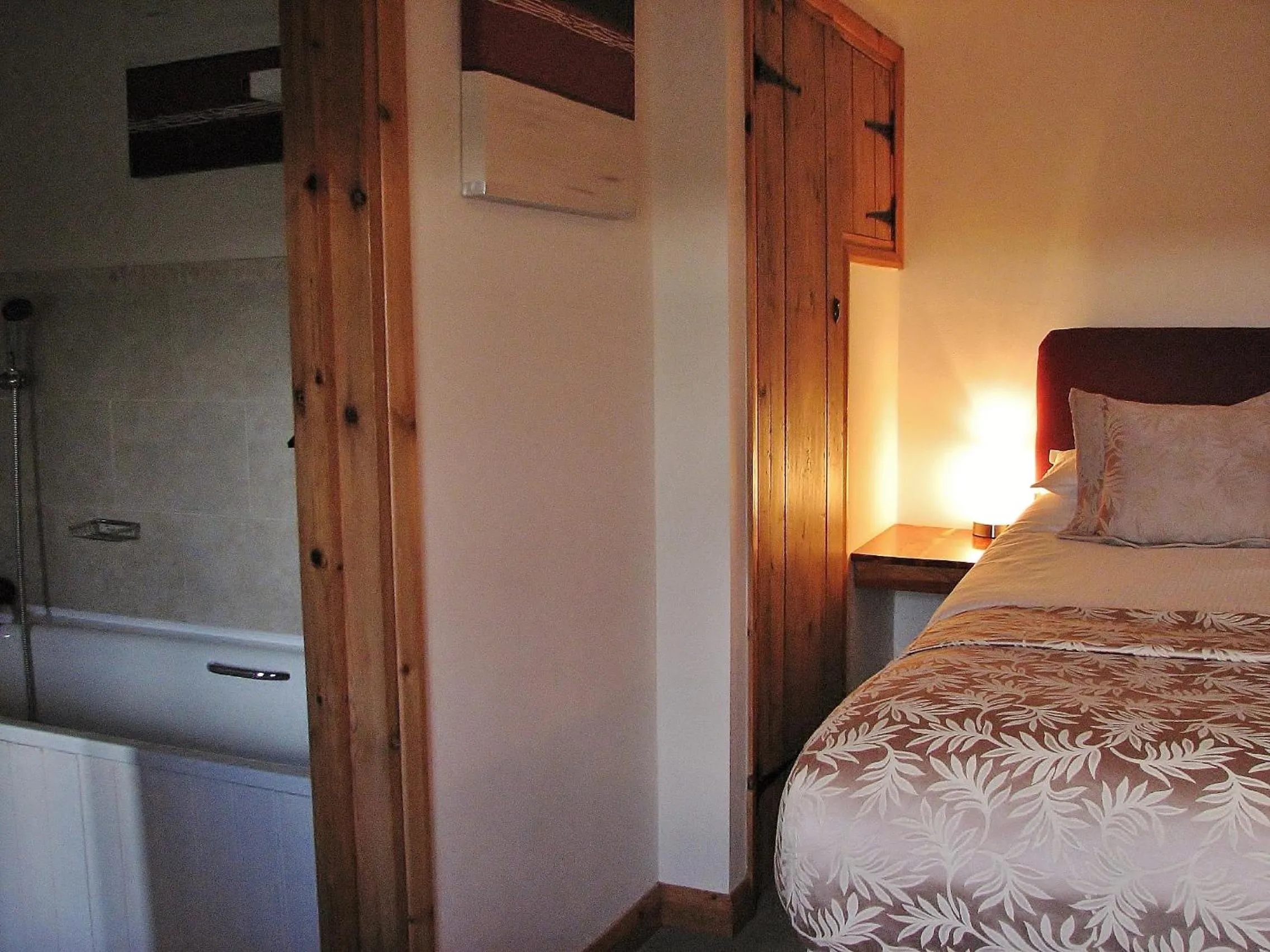 Bathroom, Bed in Greenbanks Hotel Norfolk