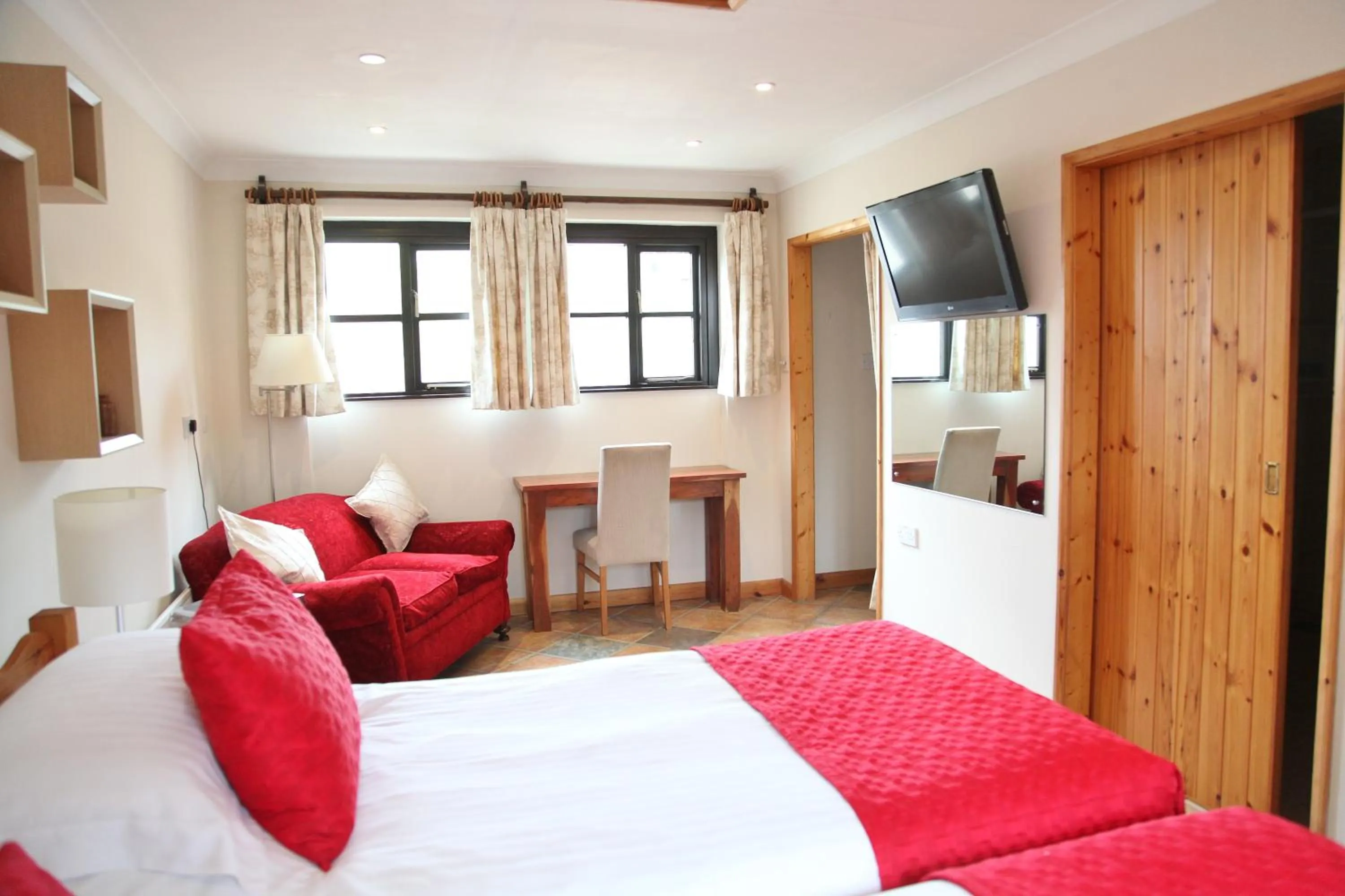 TV and multimedia, Bed in Greenbanks Hotel Norfolk