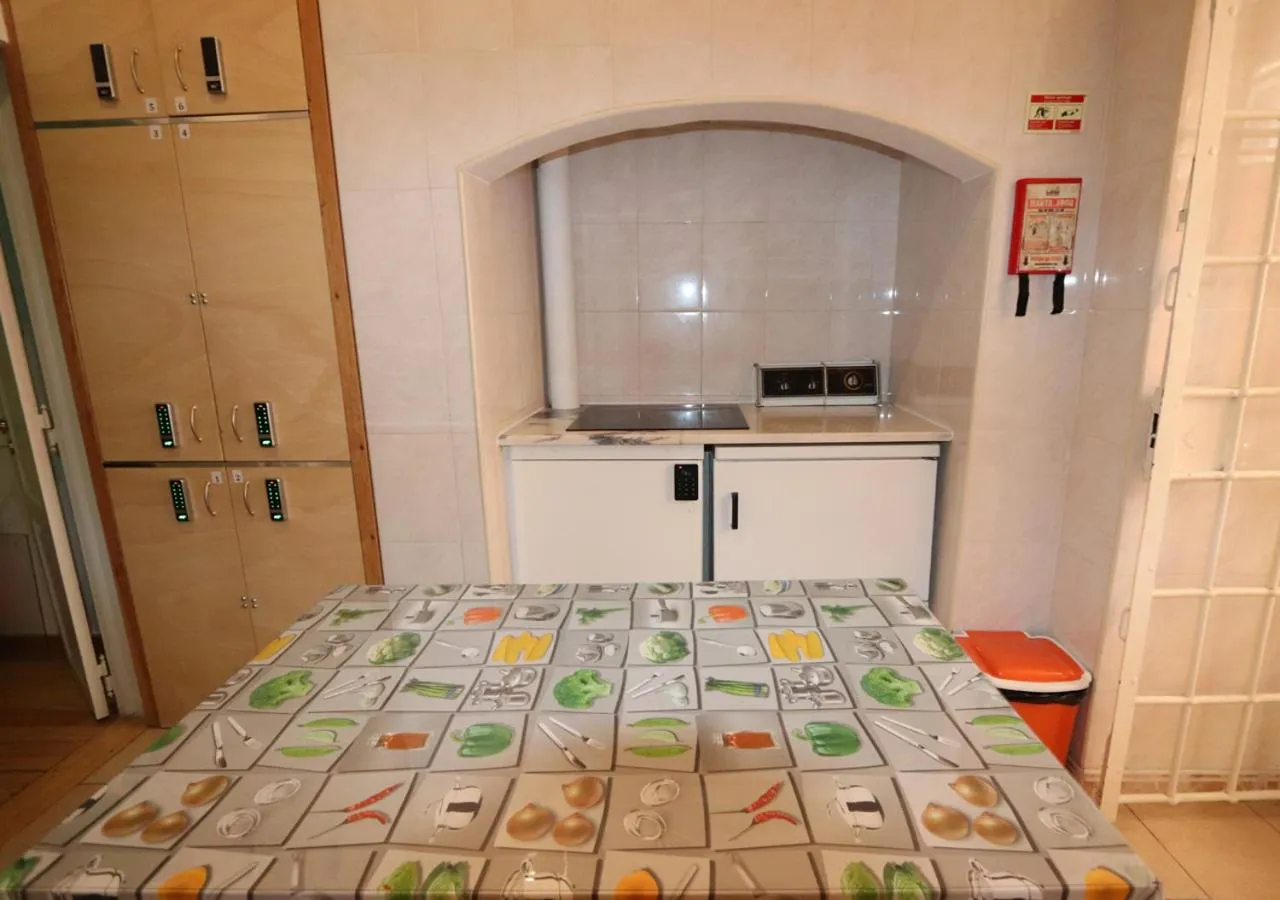 Kitchen or kitchenette, Bed in City Center Guest House