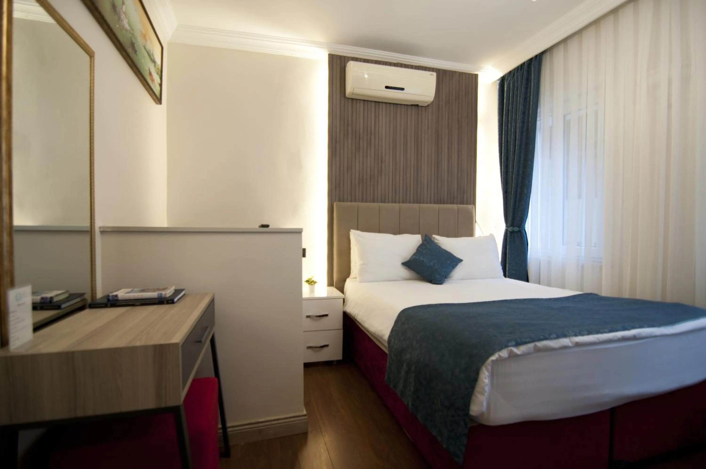 Photo of the whole room, Bed in Genius Hotel Istanbul