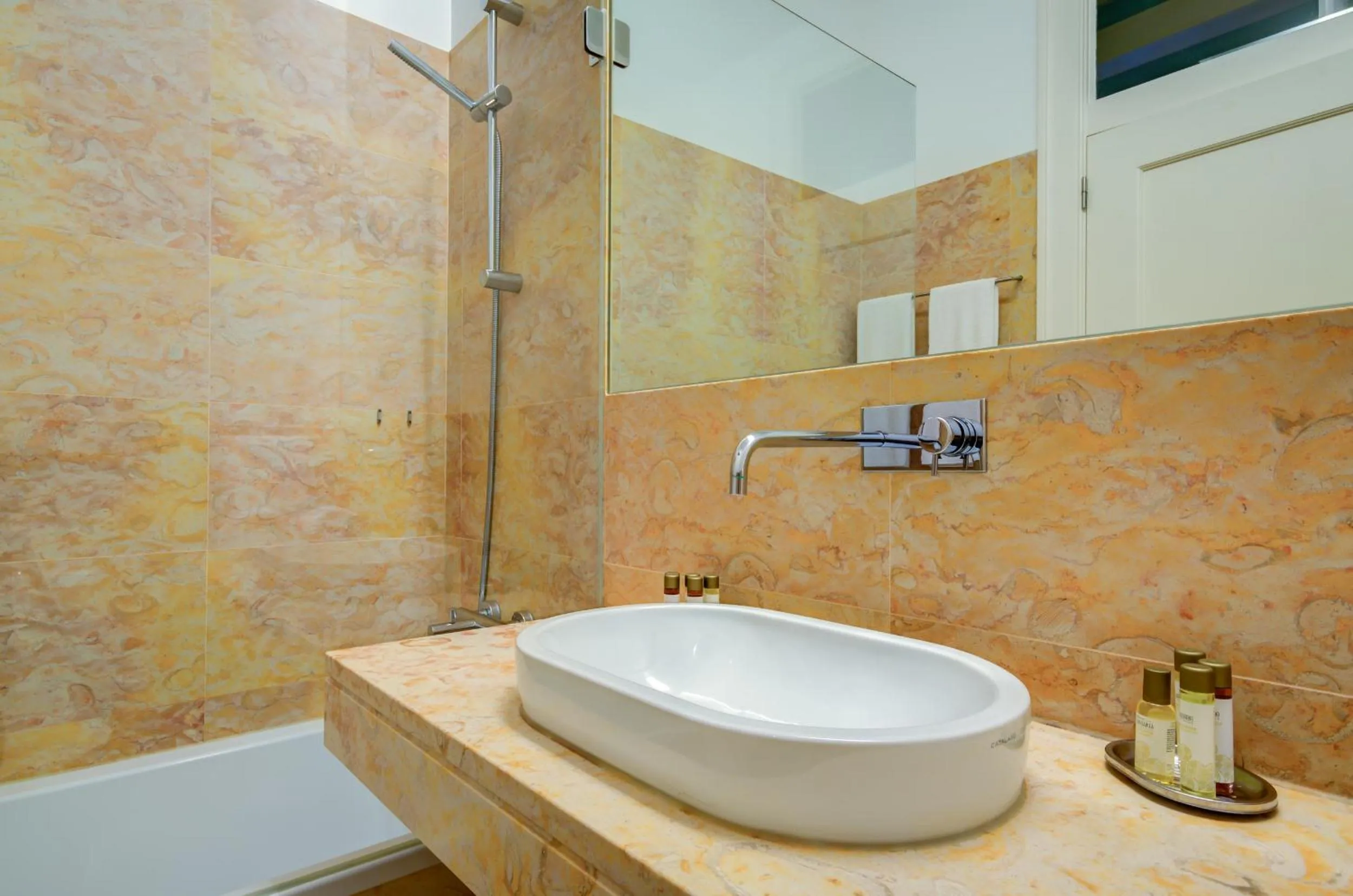 Bathroom in Casas da Baixa - Jules & Madeleine