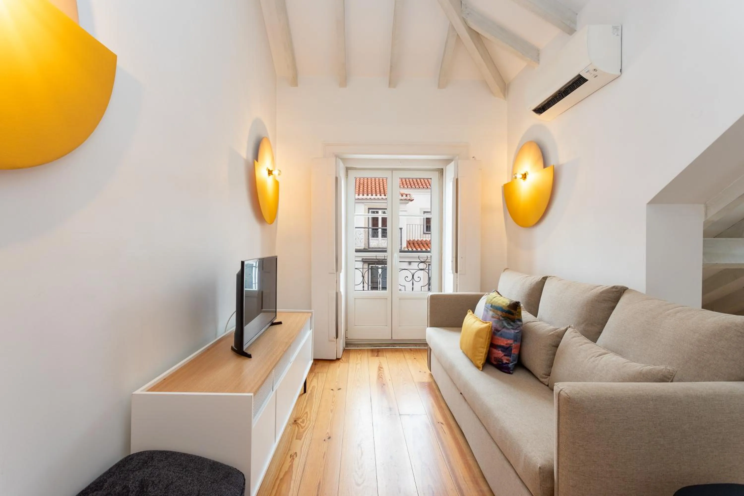 Communal lounge/ TV room in Casas da Baixa - Jules & Madeleine