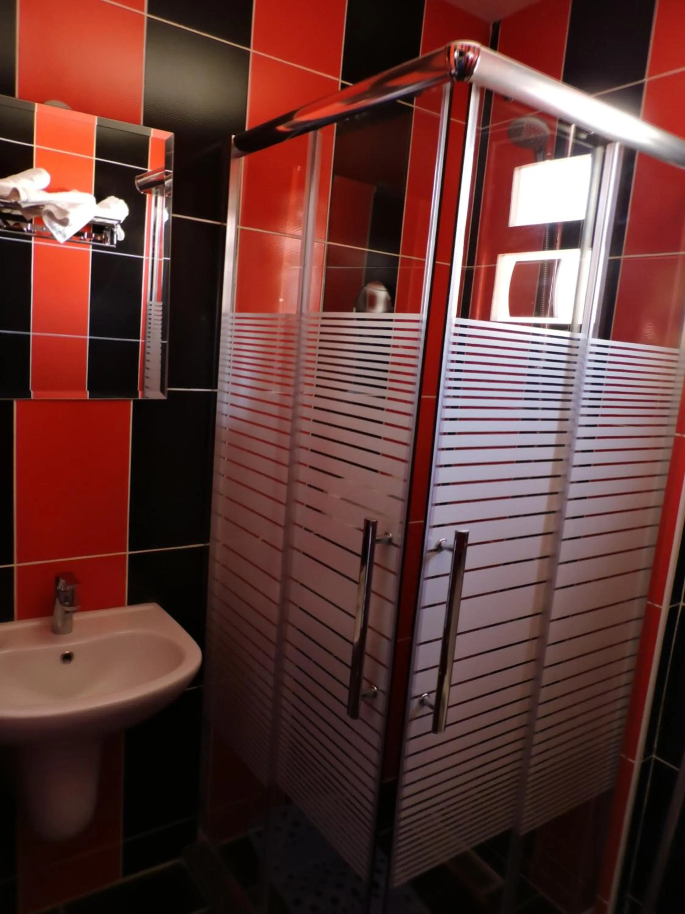 Shower in Valentine Inn Luxury