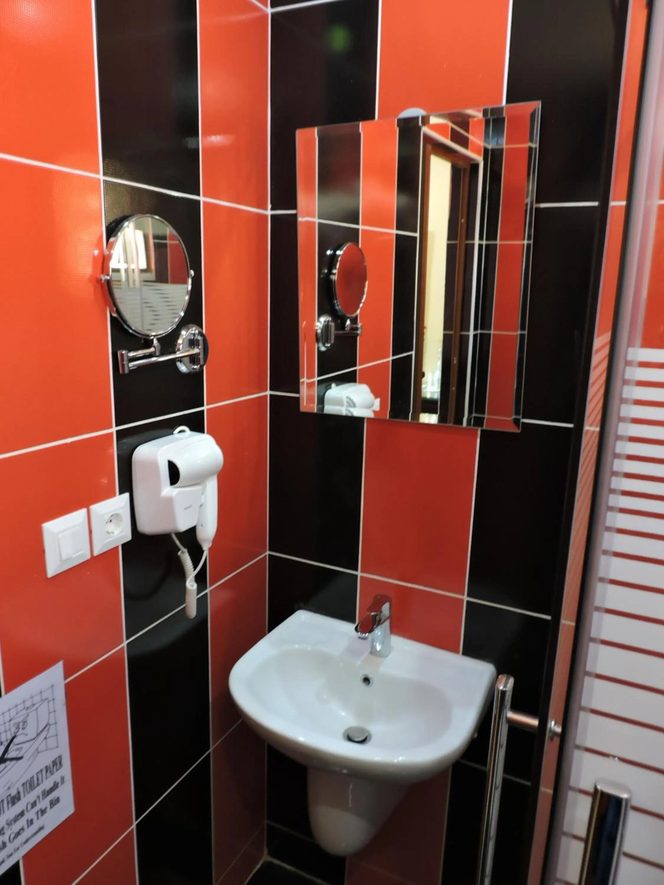 Toilet in Valentine Inn Luxury