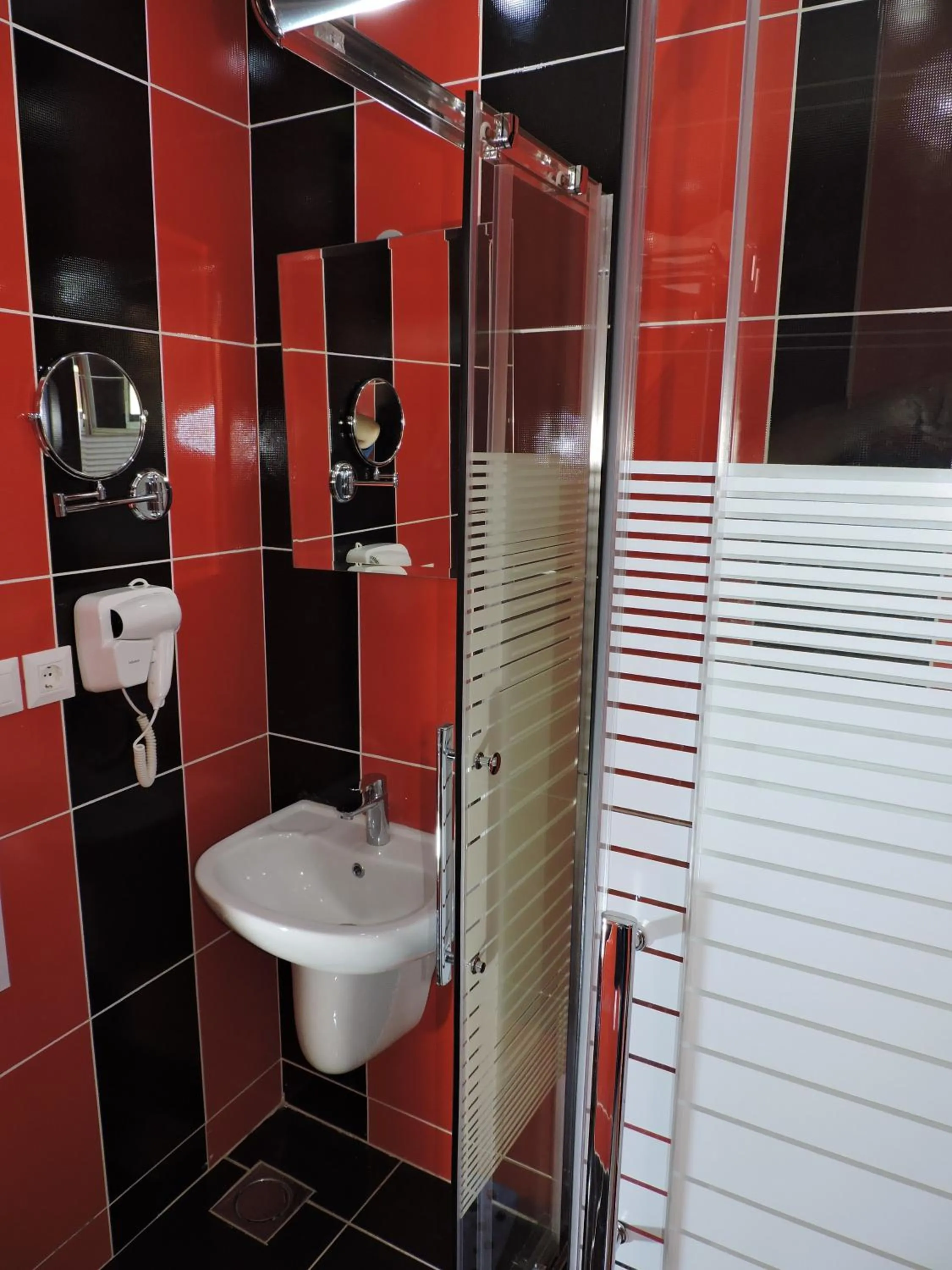 Shower in Valentine Inn Luxury