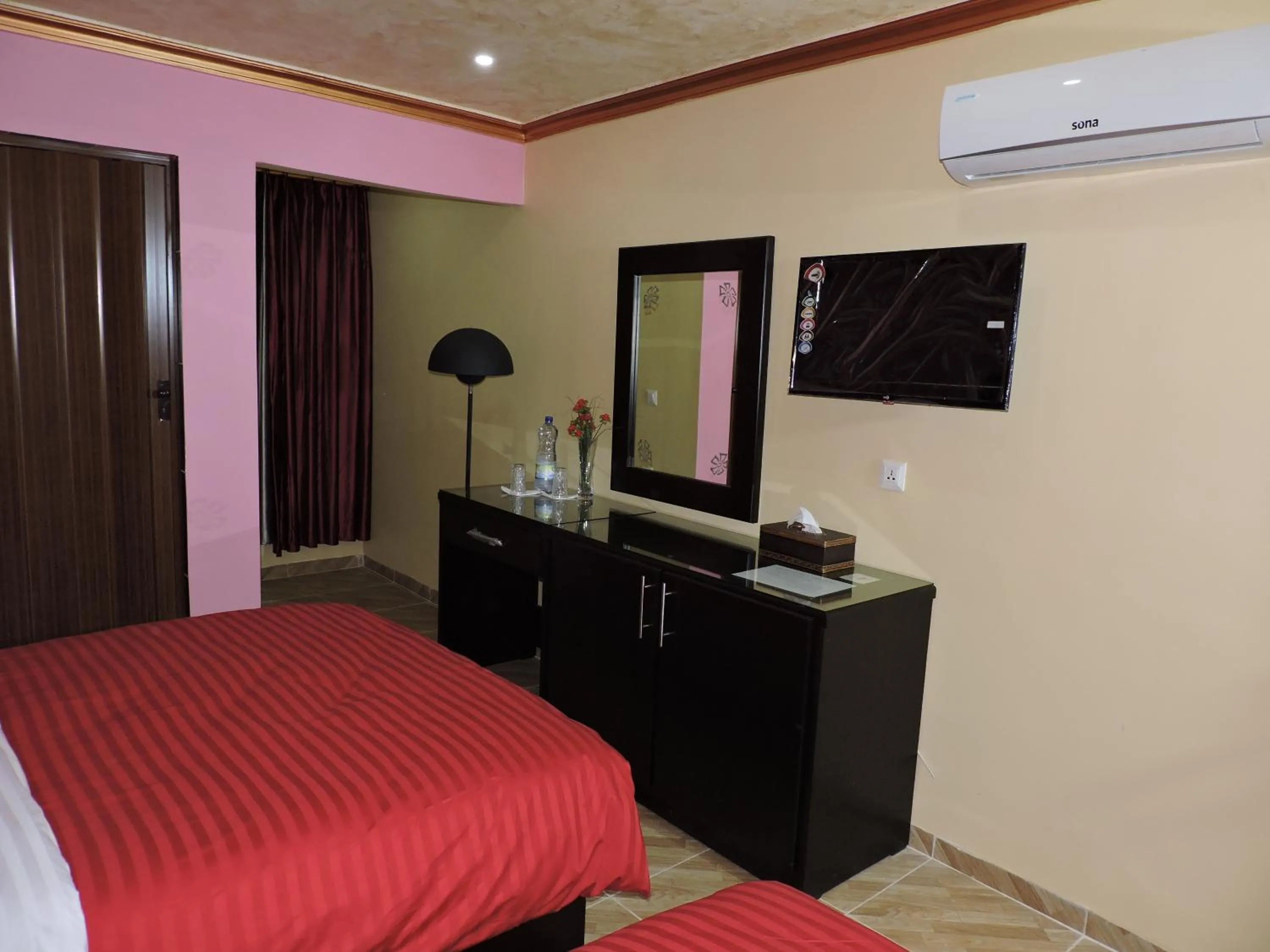 TV and multimedia, Bed in Valentine Inn Luxury