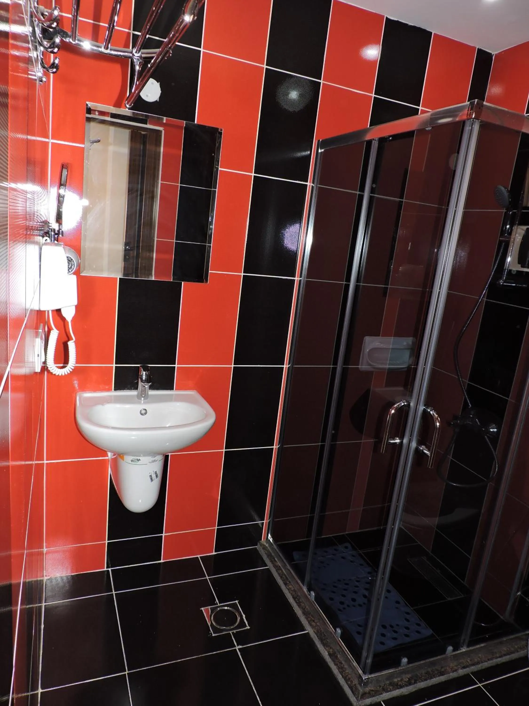 Shower in Valentine Inn Luxury