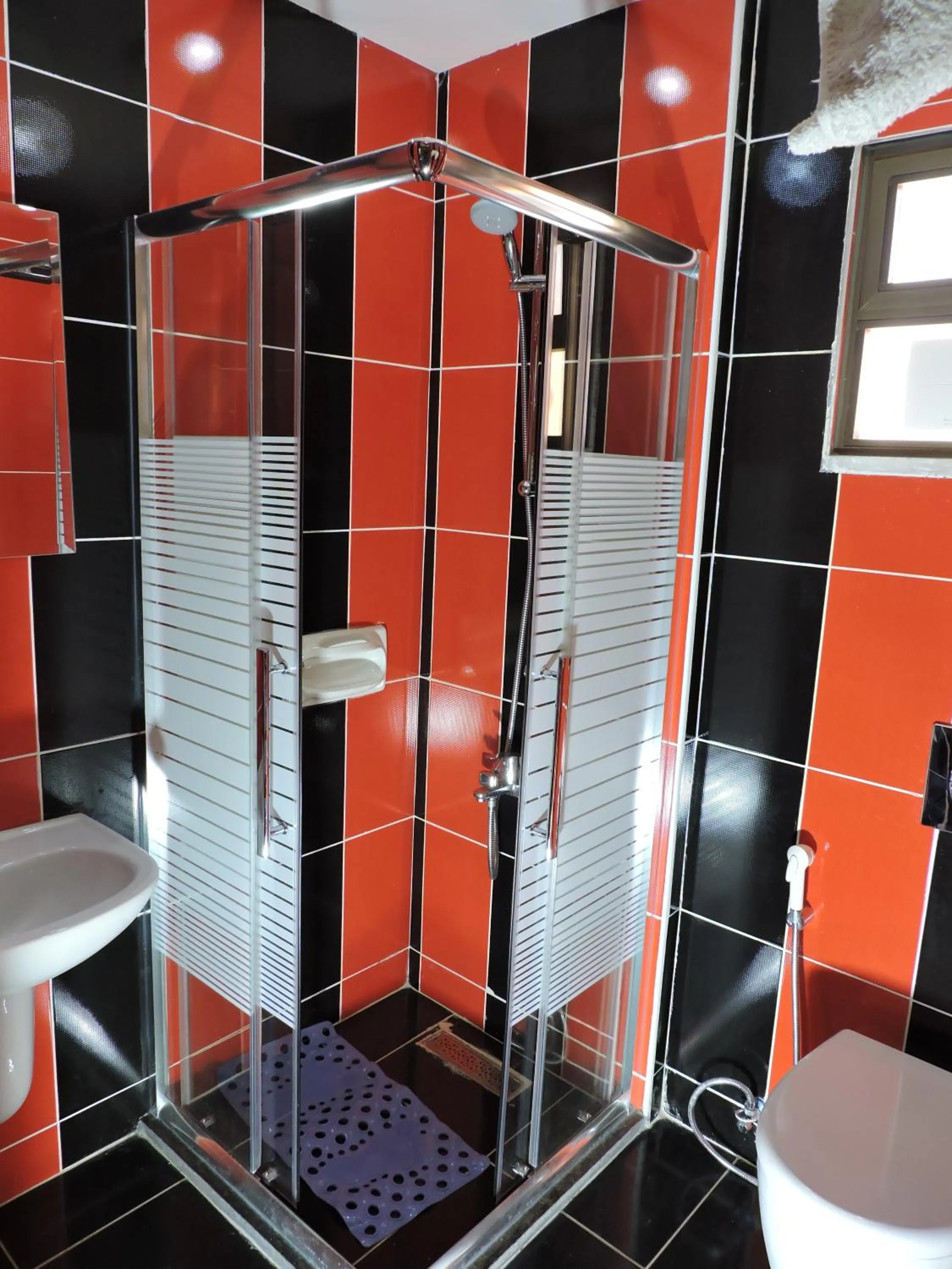 Shower in Valentine Inn Luxury