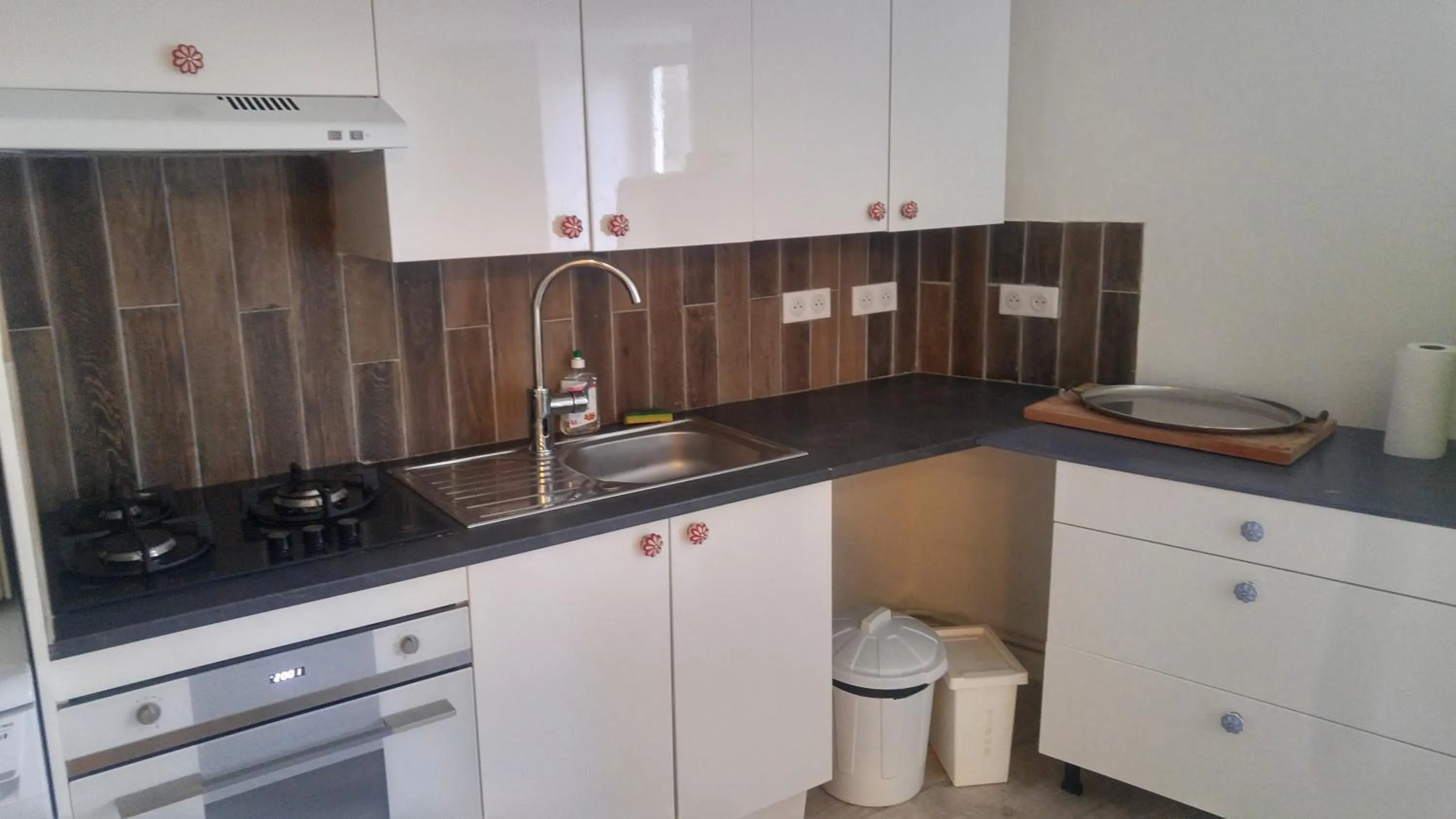 Kitchen or kitchenette in Hostel du lapin blanc