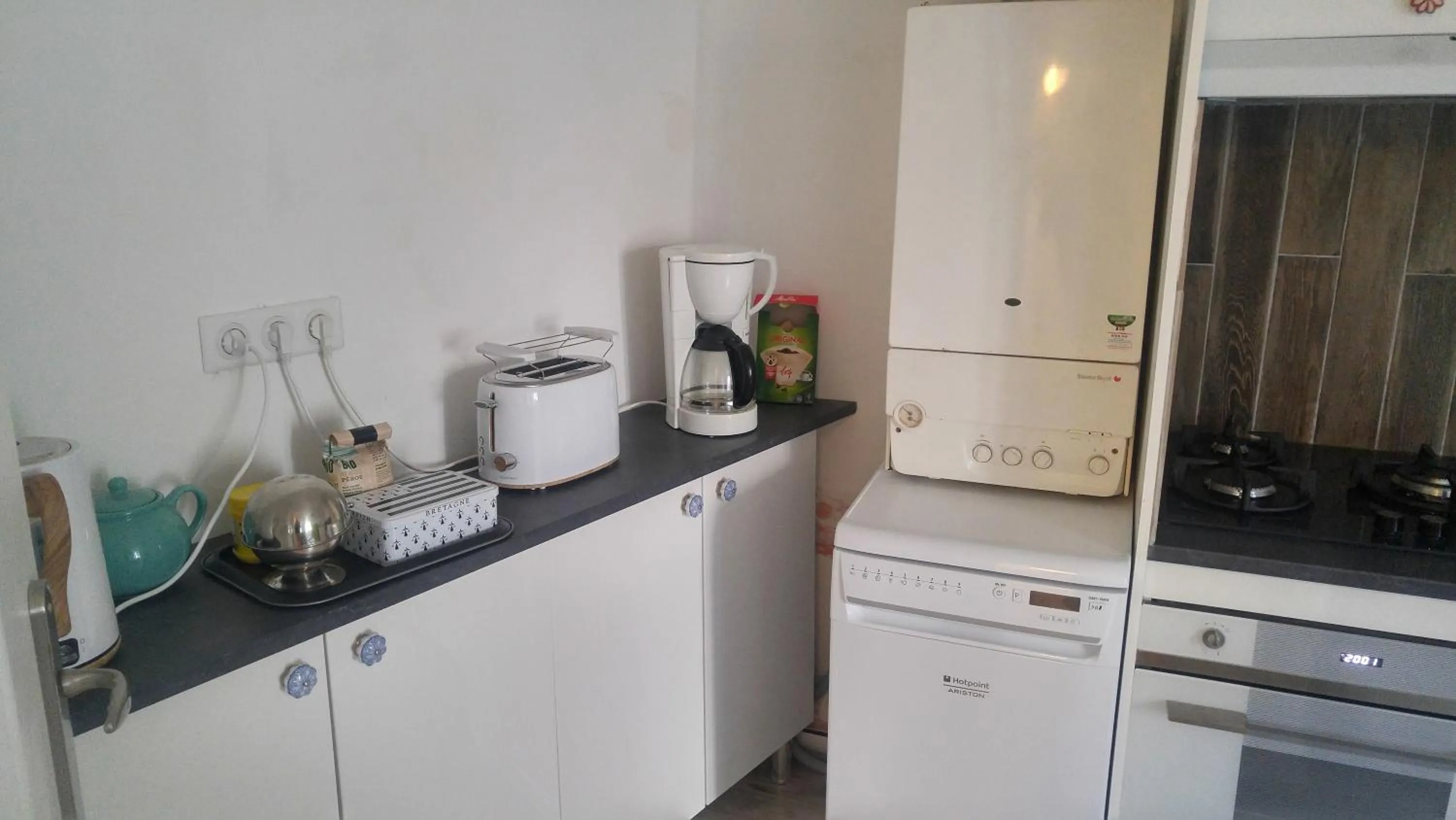 Kitchen or kitchenette in Hostel du lapin blanc