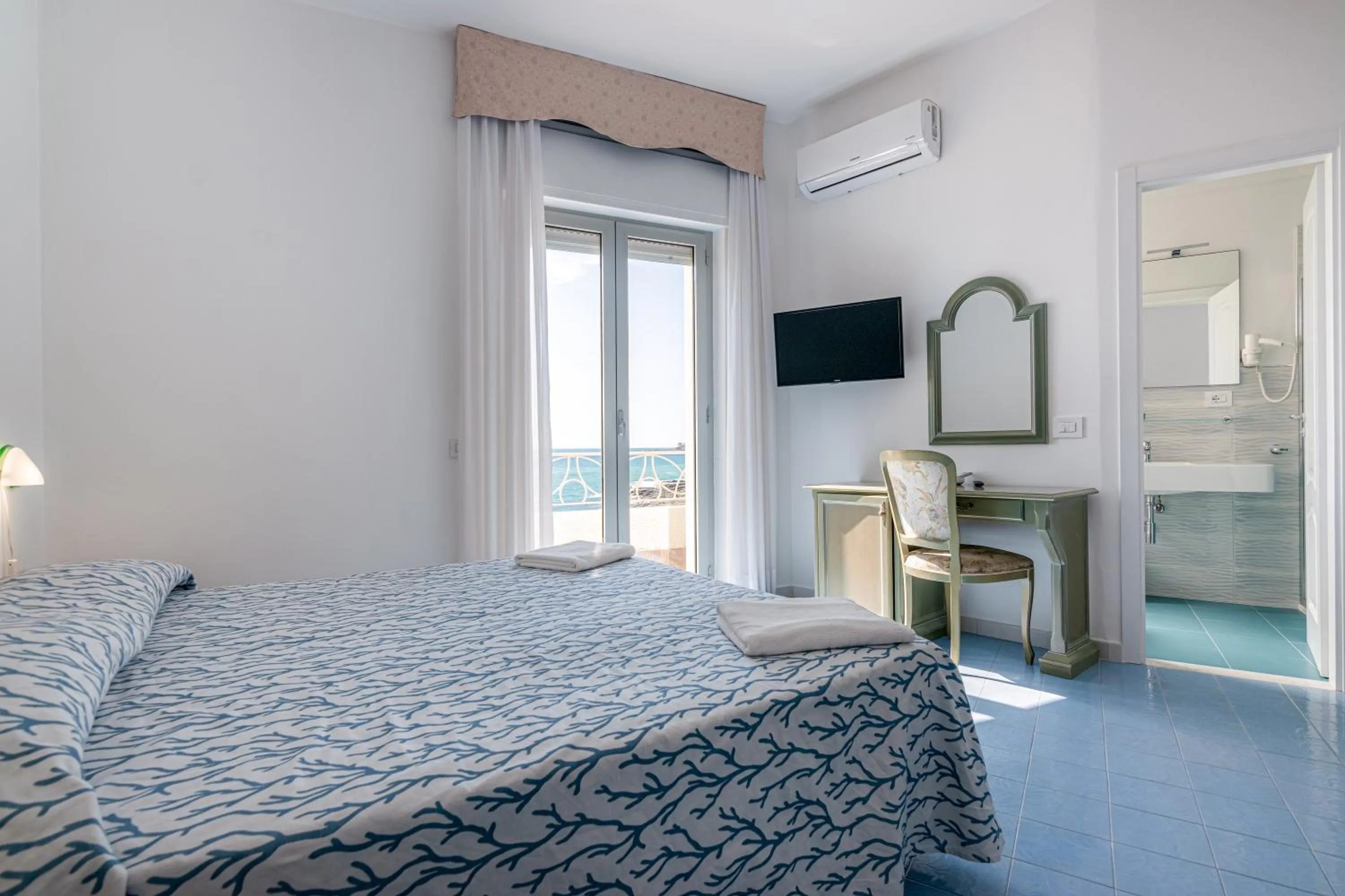 Bedroom, Bed in Hotel Poseidon