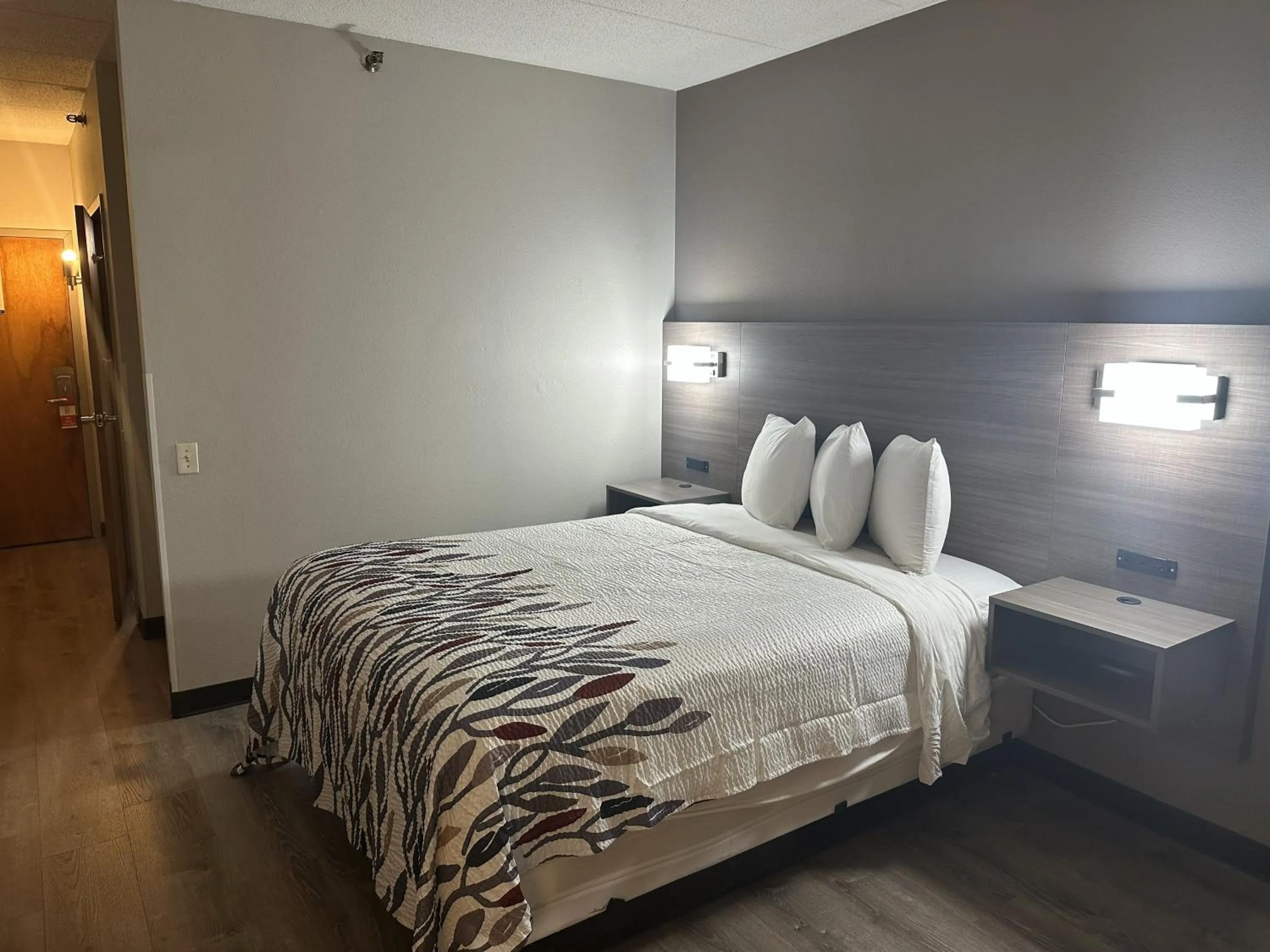 Bedroom, Bed in Red Roof Inn & Suites Middleborough