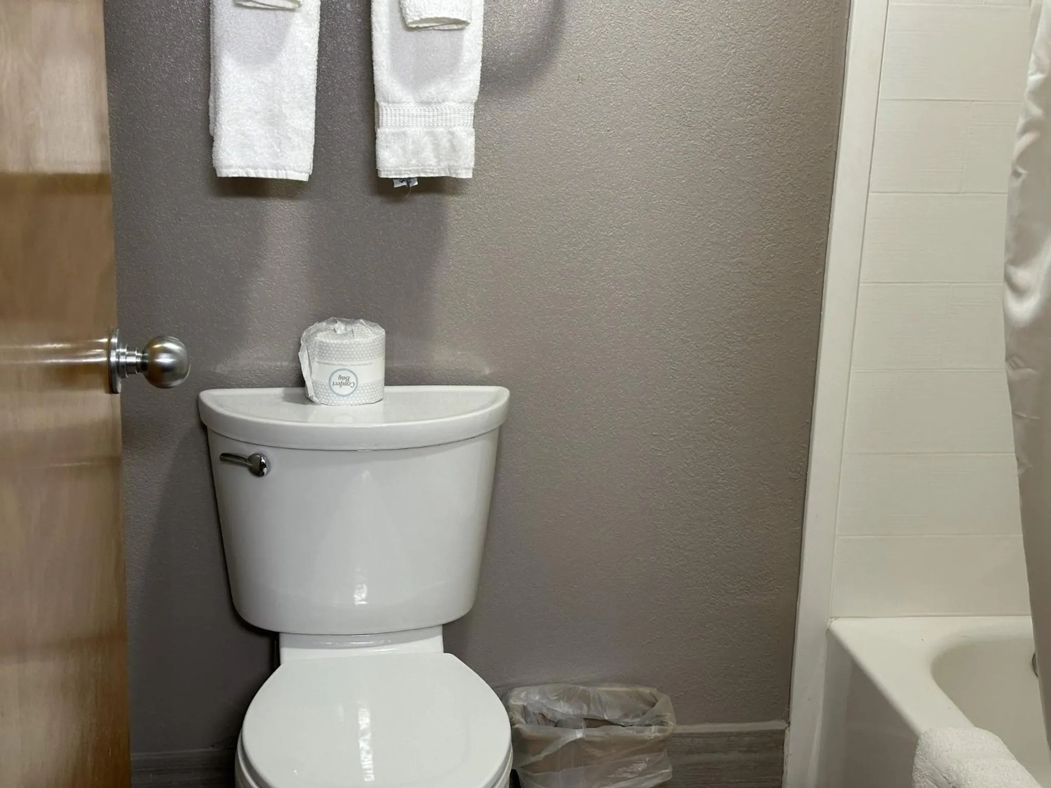 Bathroom in Red Roof Inn & Suites Middleborough