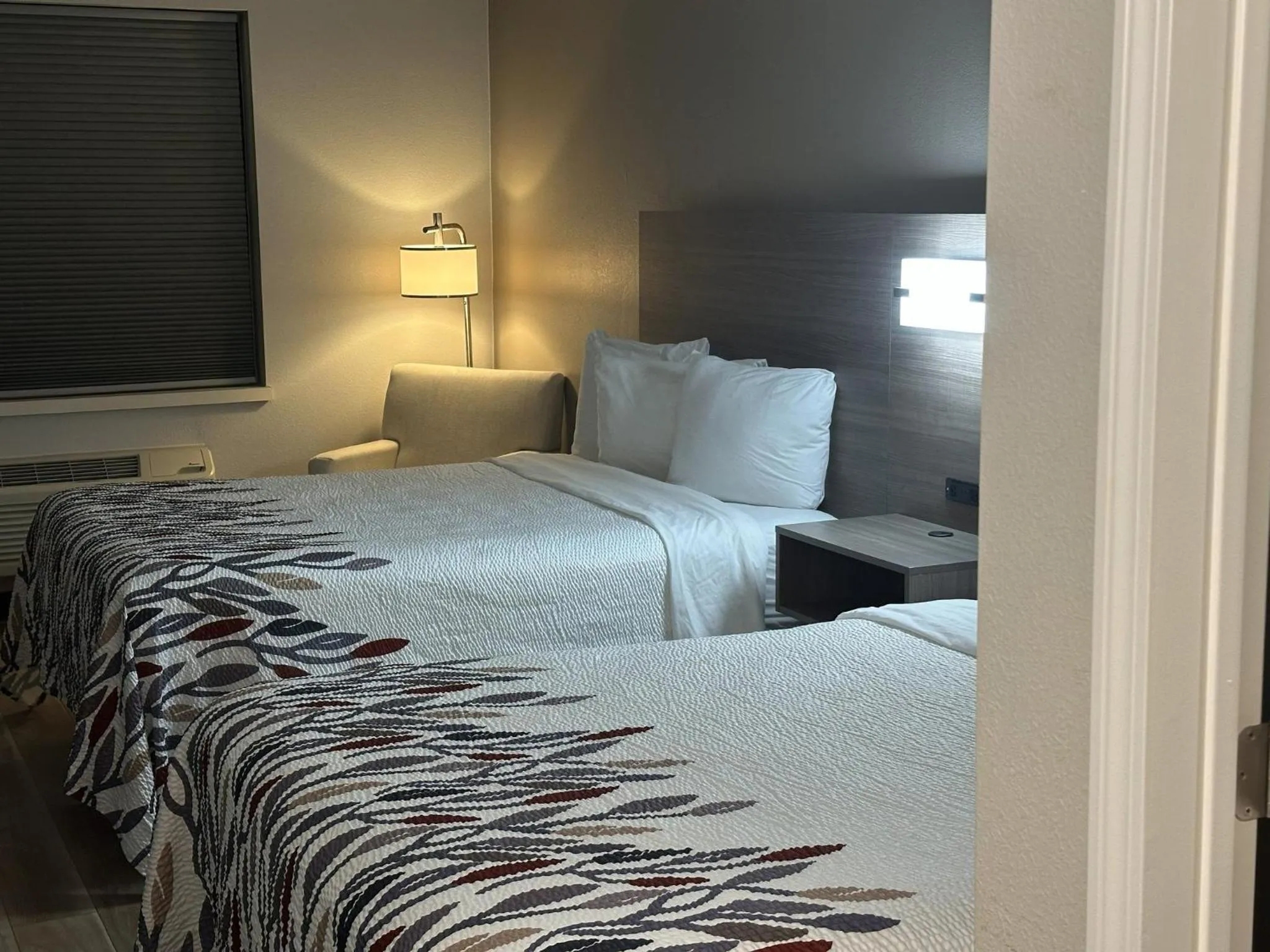 Photo of the whole room, Bed in Red Roof Inn & Suites Middleborough