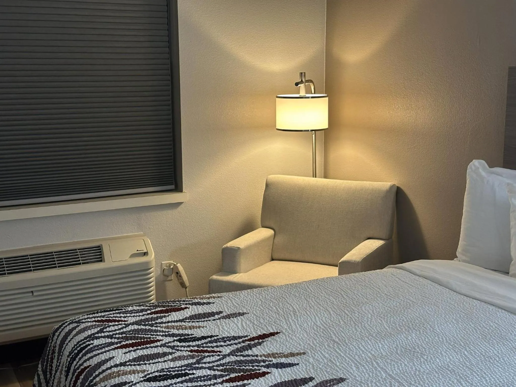 Photo of the whole room, Bed in Red Roof Inn & Suites Middleborough