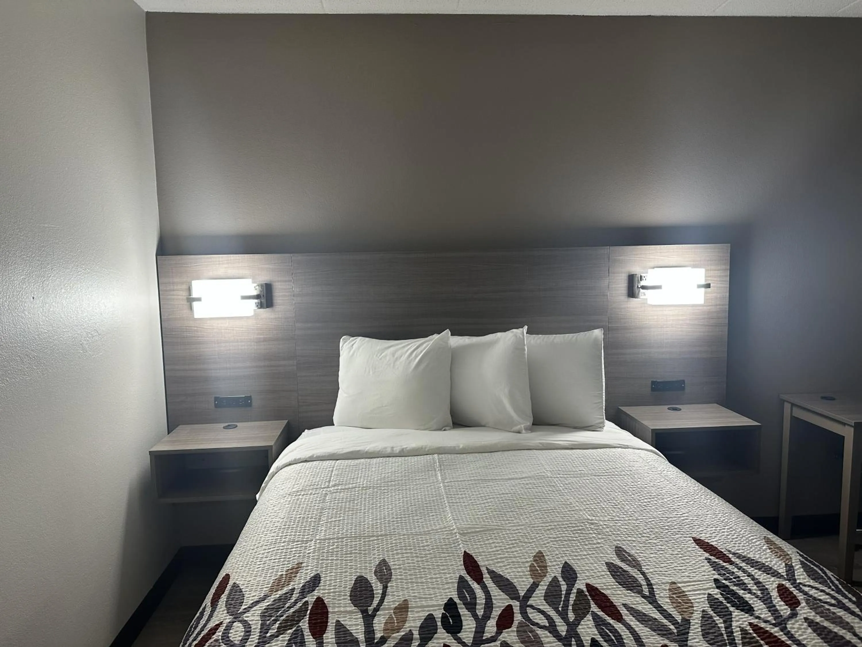 Bedroom, Bed in Red Roof Inn & Suites Middleborough