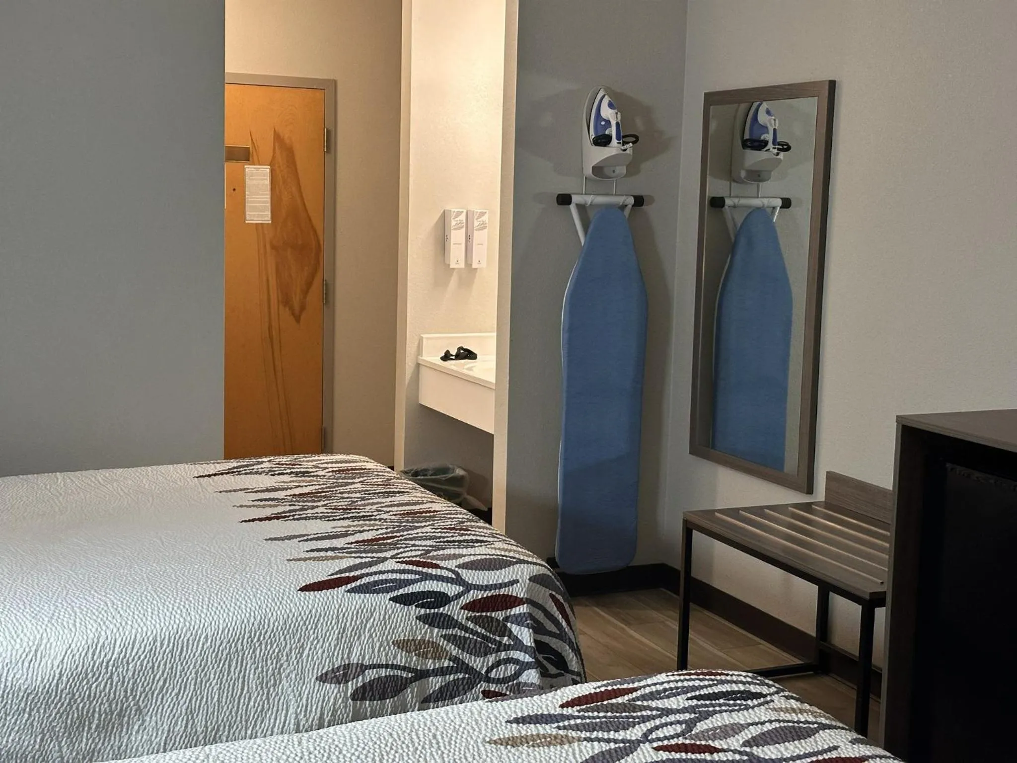 Photo of the whole room, Bed in Red Roof Inn & Suites Middleborough