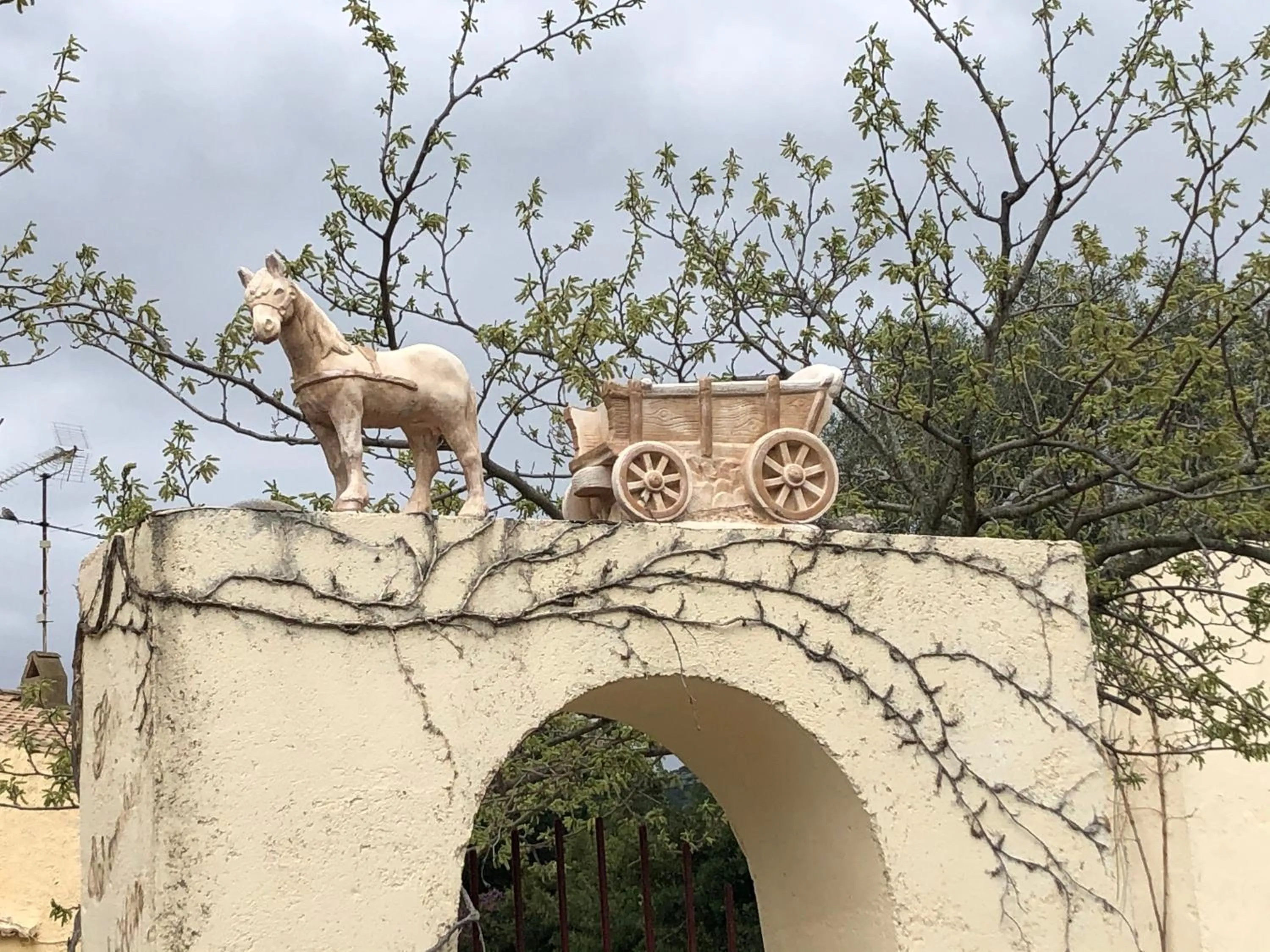 Facade/entrance in Casa di Floumy