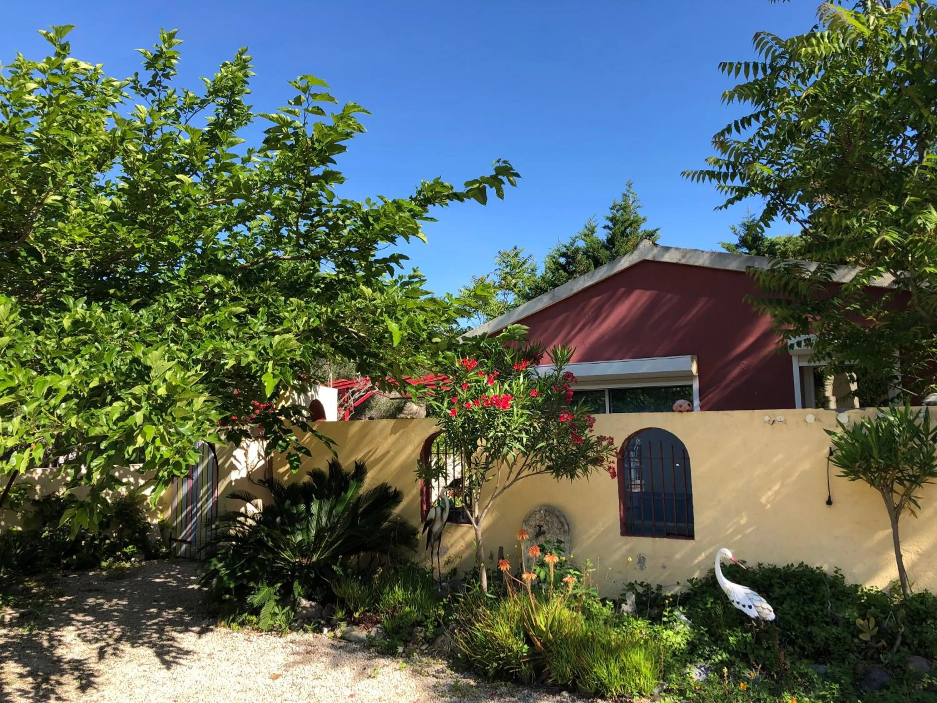 Facade/entrance in Casa di Floumy