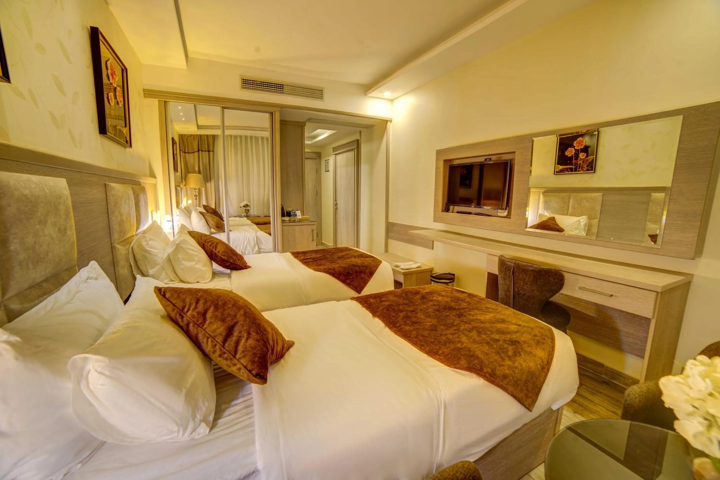 Property building, Bed in Laverda Hotel