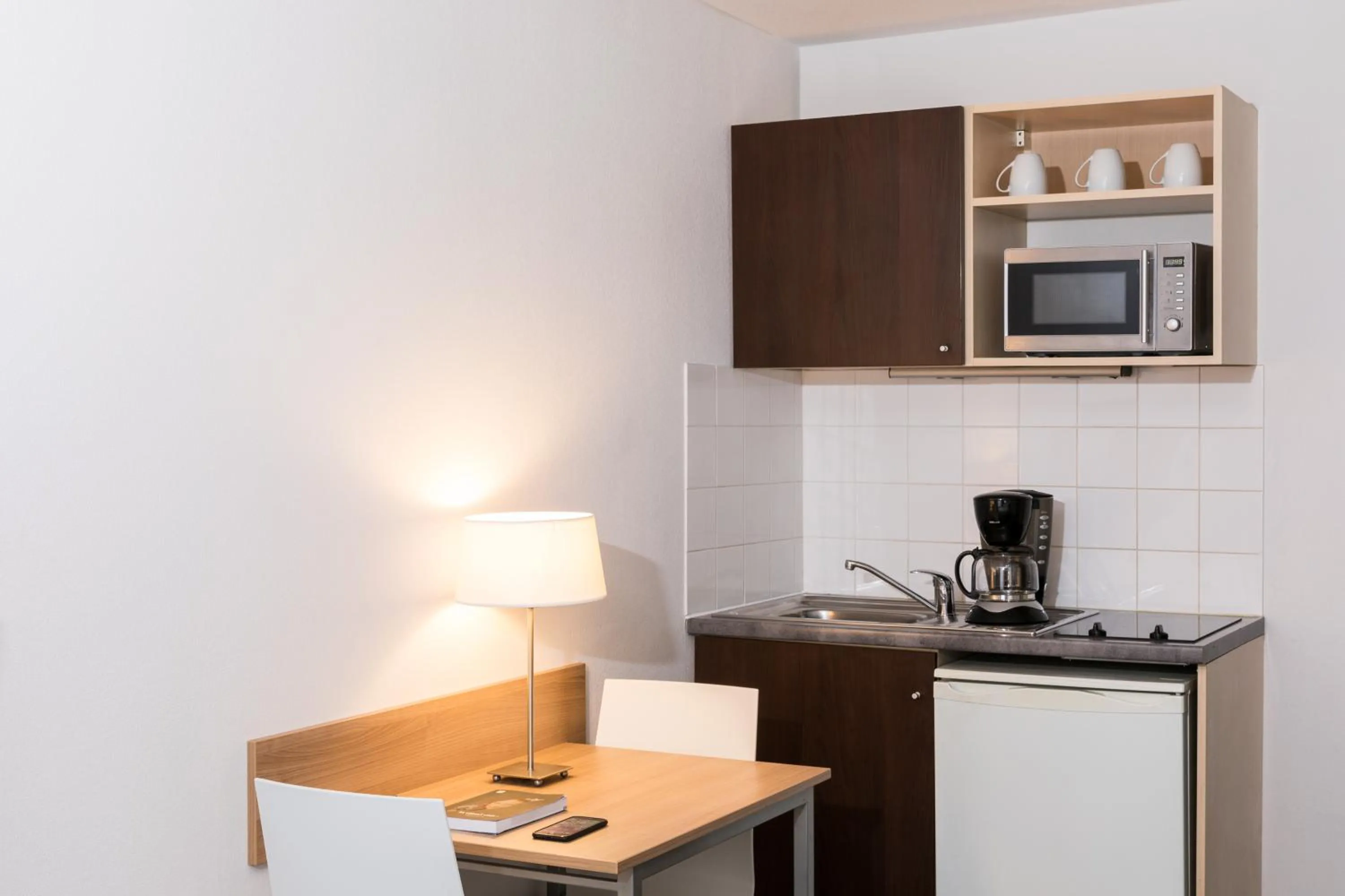 Kitchen or kitchenette in Aparthotel Adagio Access Paris Clamart