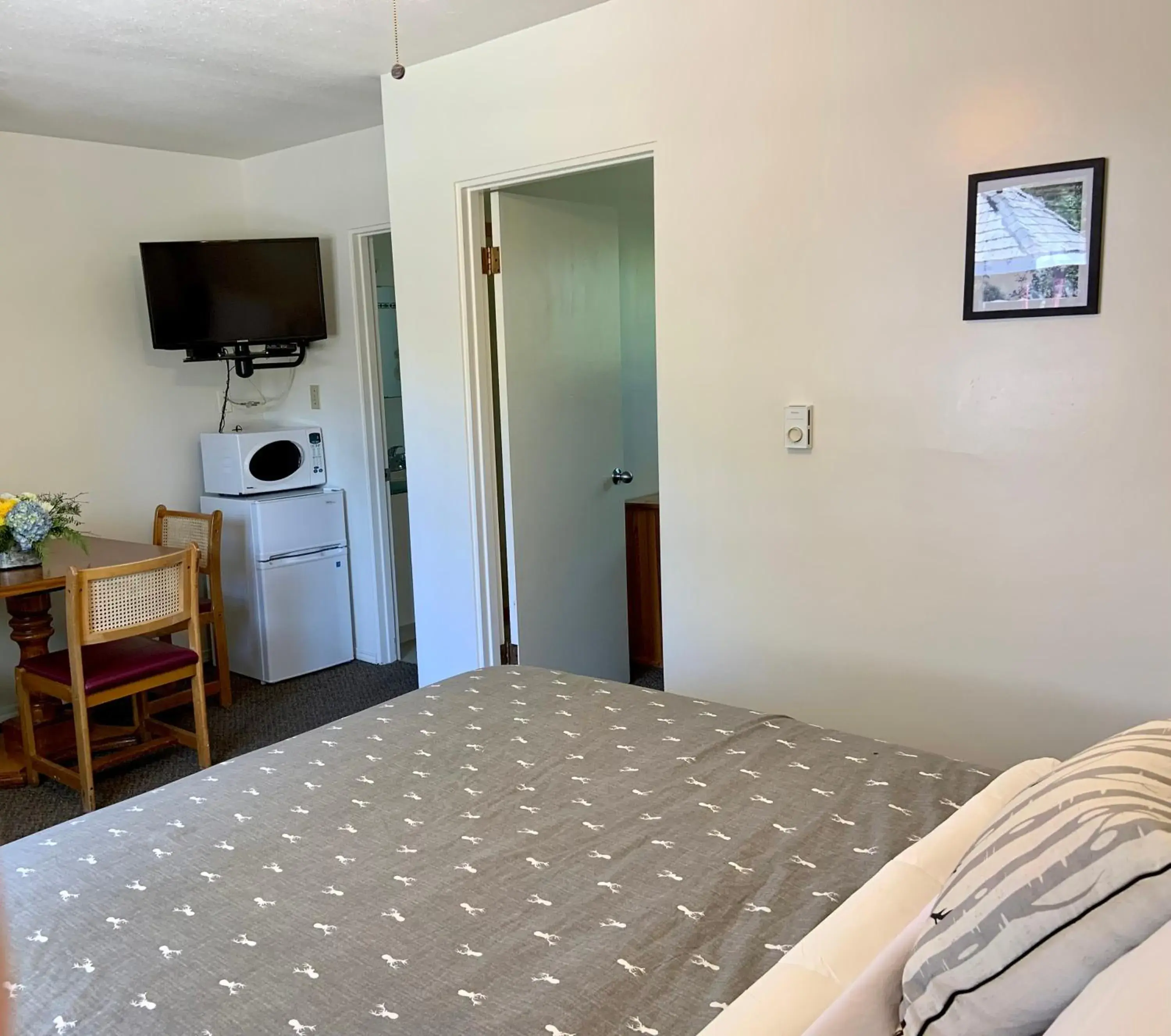 Queen Room with Two Queen Beds in Mountain Springs Motel Queen Room with Two Queen Beds in Mountain Springs Motel