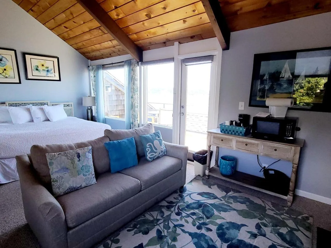 Photo of the whole room, Bed in Embarcadero Resort