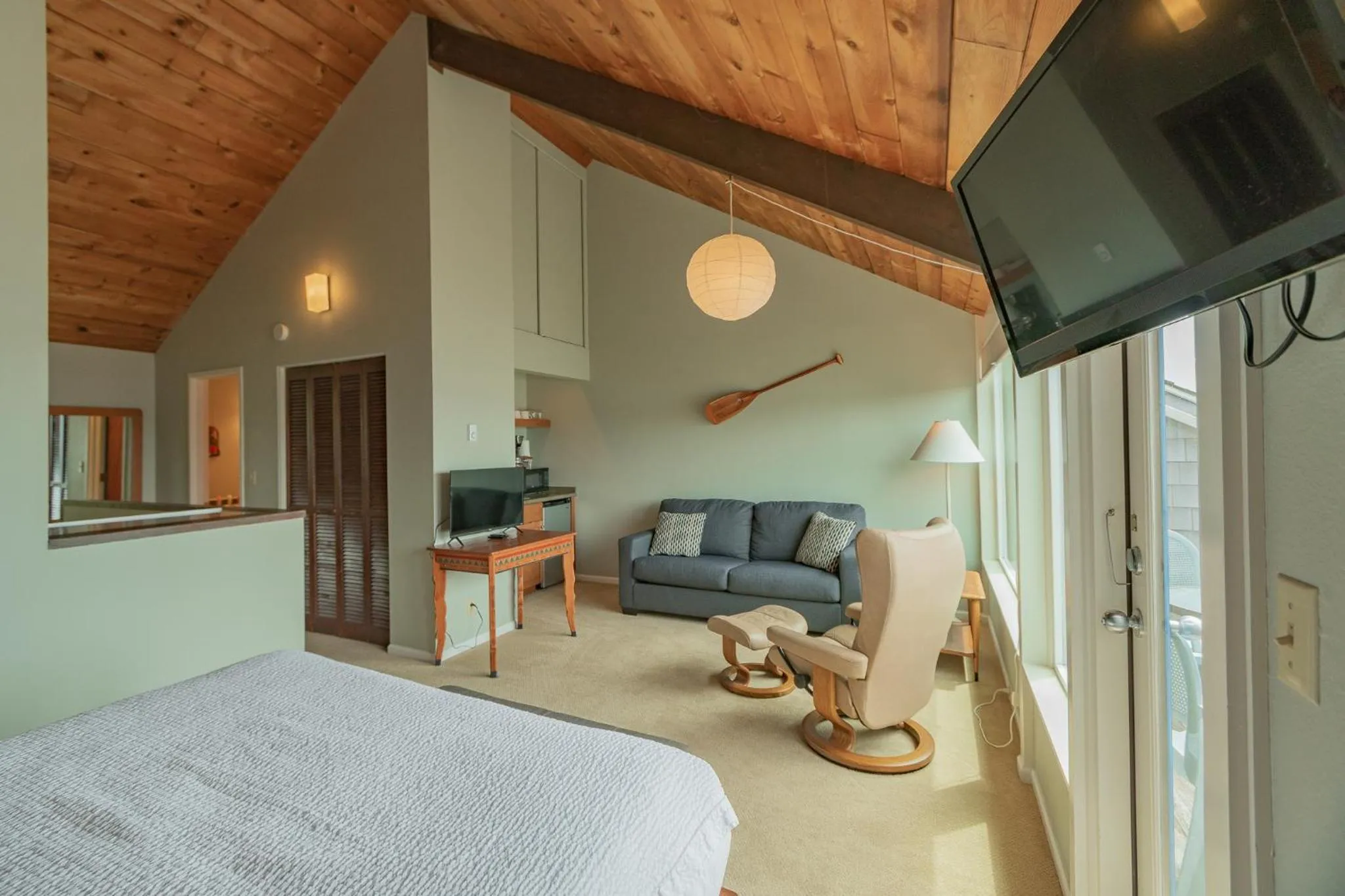 Seating area, Bed in Embarcadero Resort