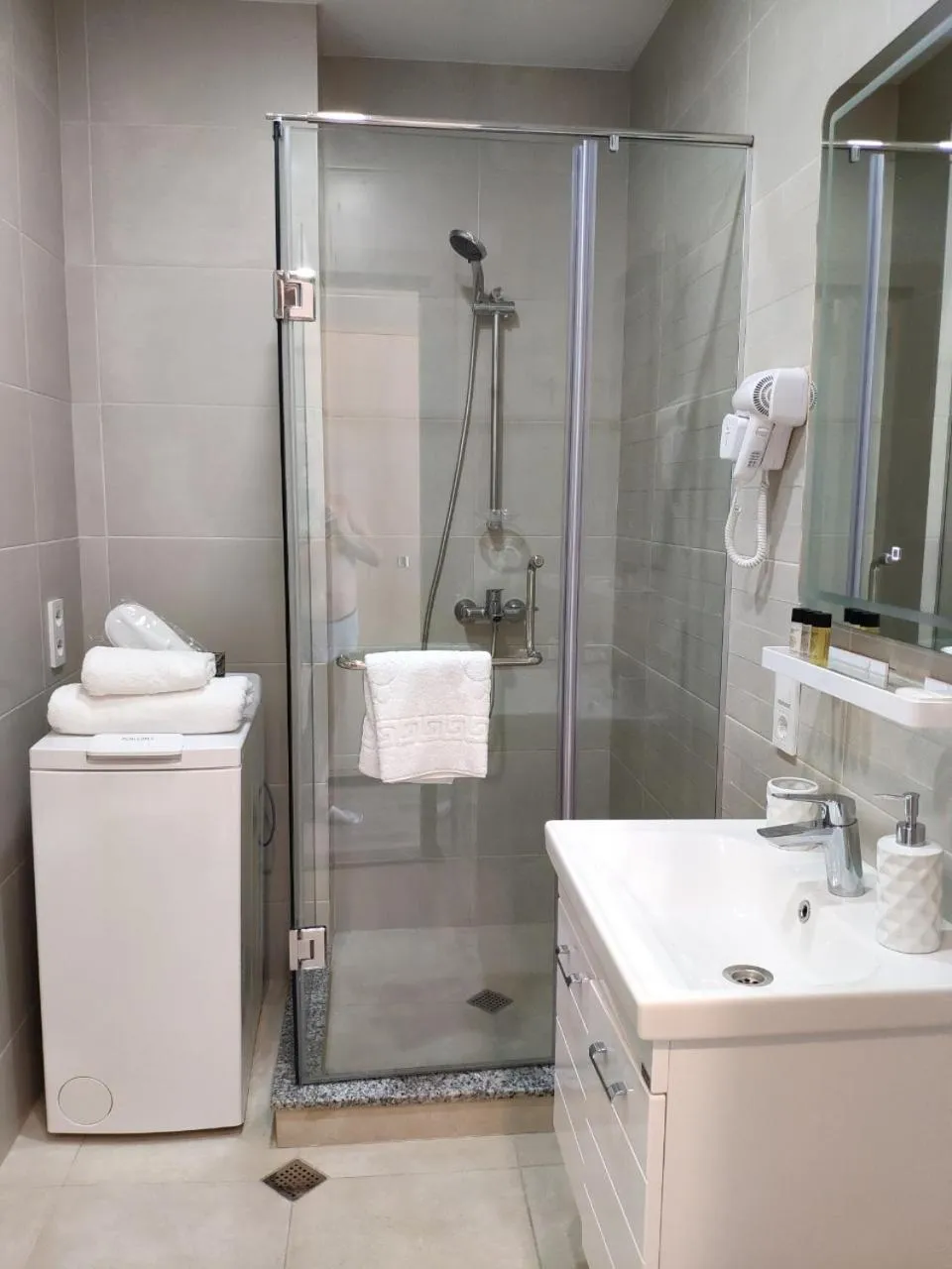 Shower in Green Line