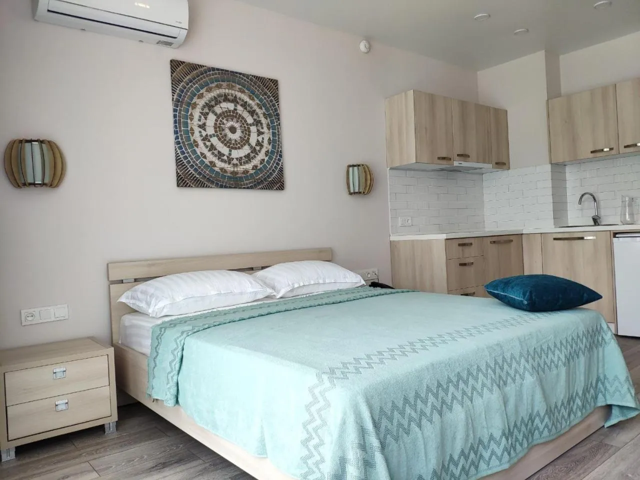 Photo of the whole room, Bed in Green Line