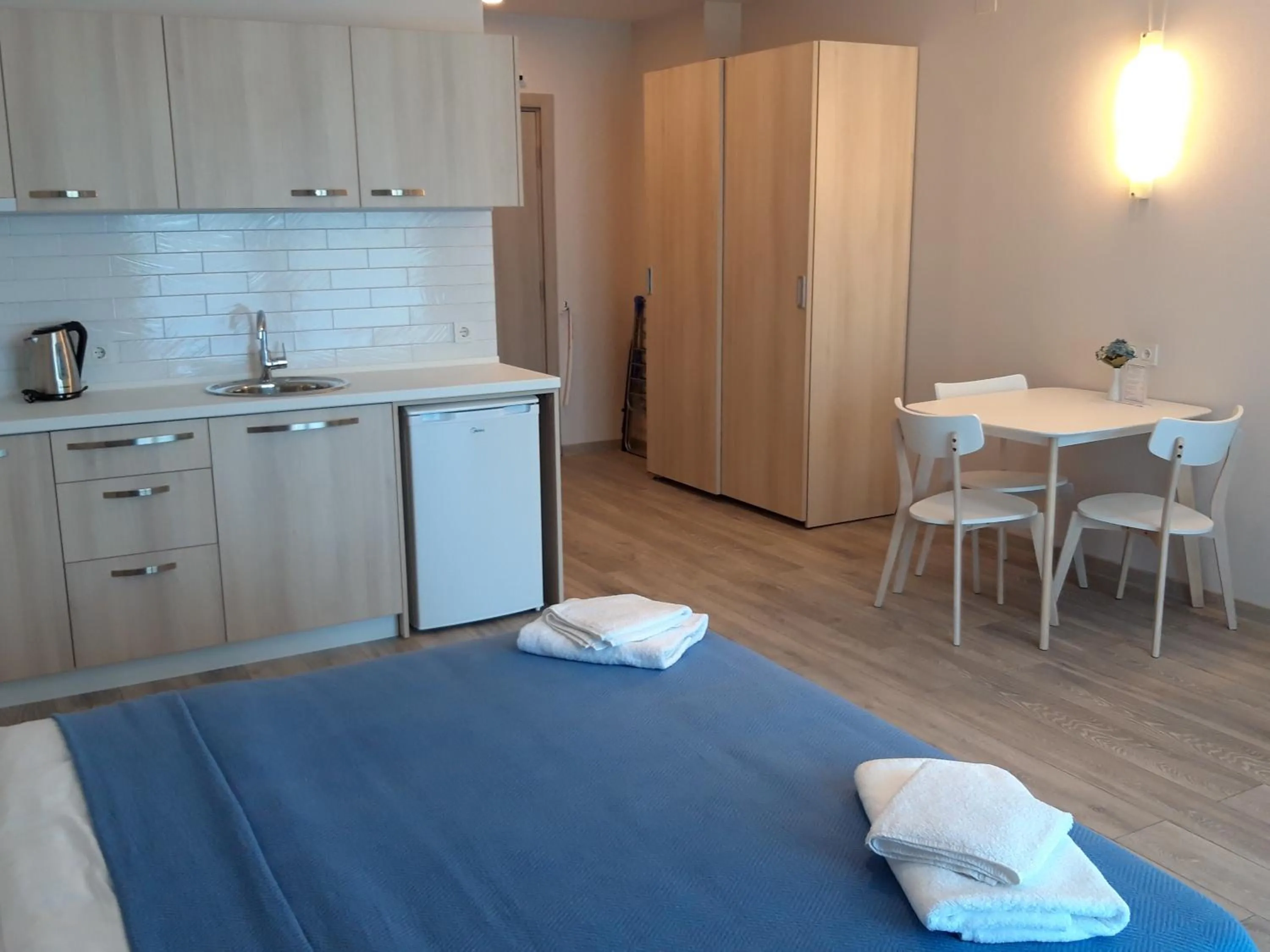 Photo of the whole room, Bed in Green Line