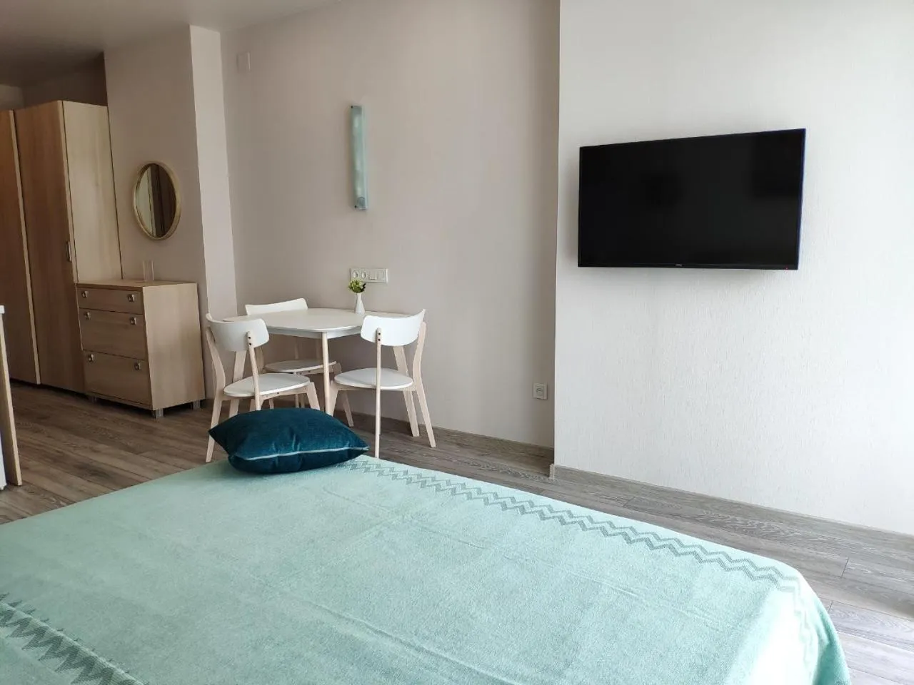 Photo of the whole room, Bed in Green Line