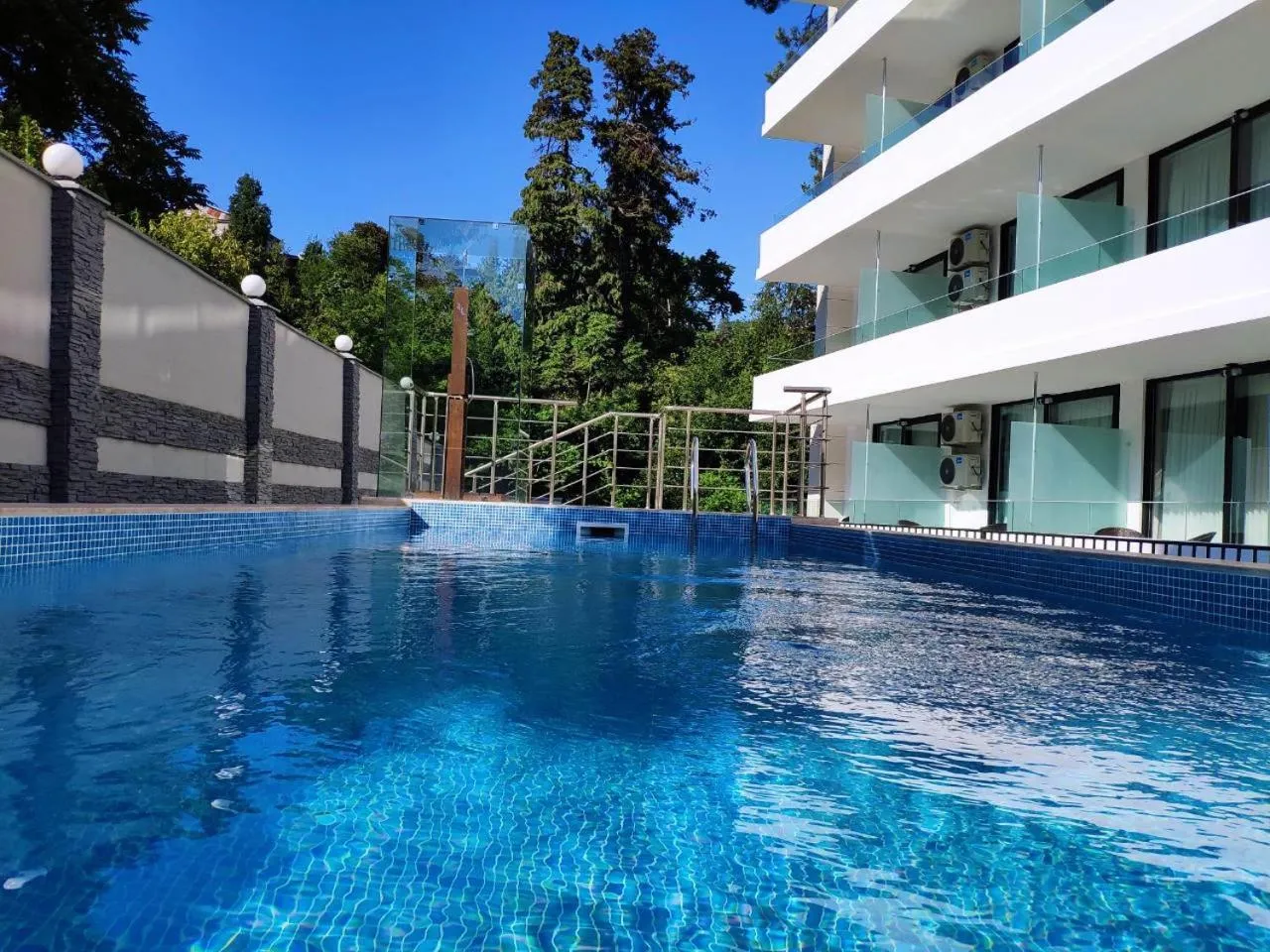 Swimming pool in Green Line