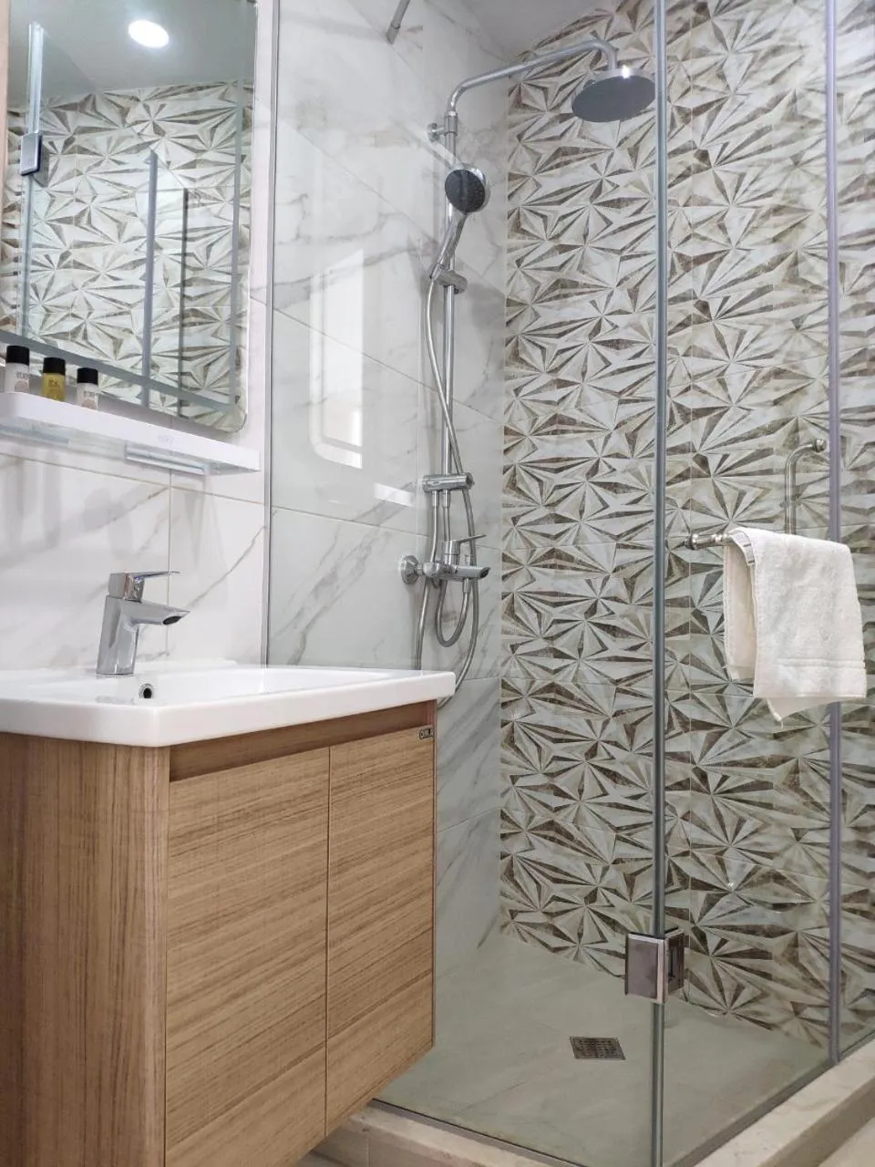 Shower in Green Line