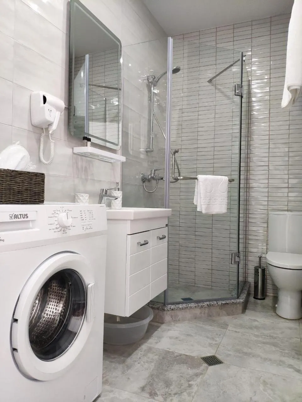 Shower in Green Line