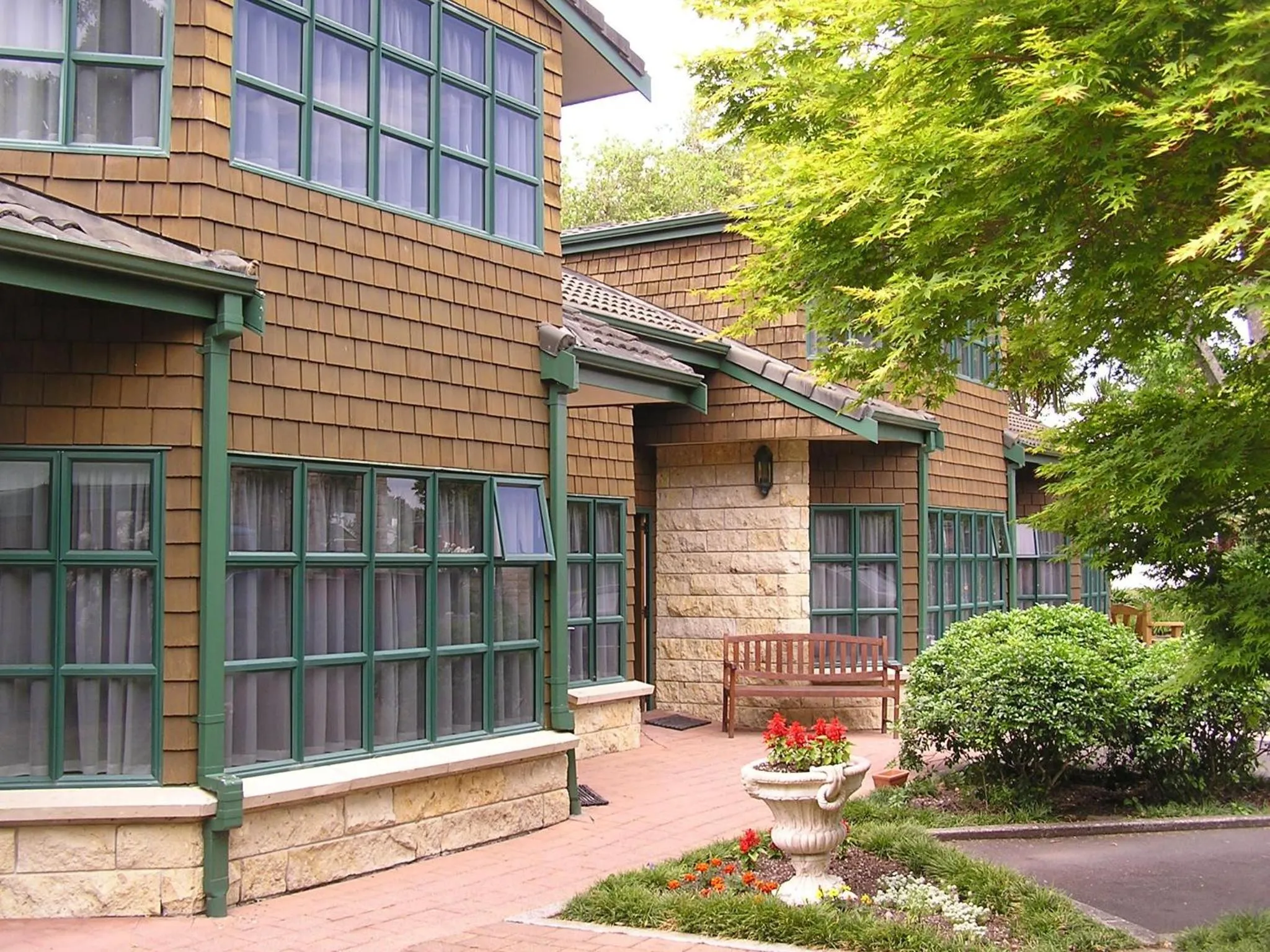 Garden view in Cambridge Mews Motel