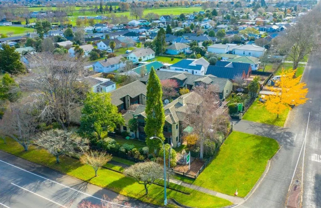Quiet street view in Cambridge Mews Motel