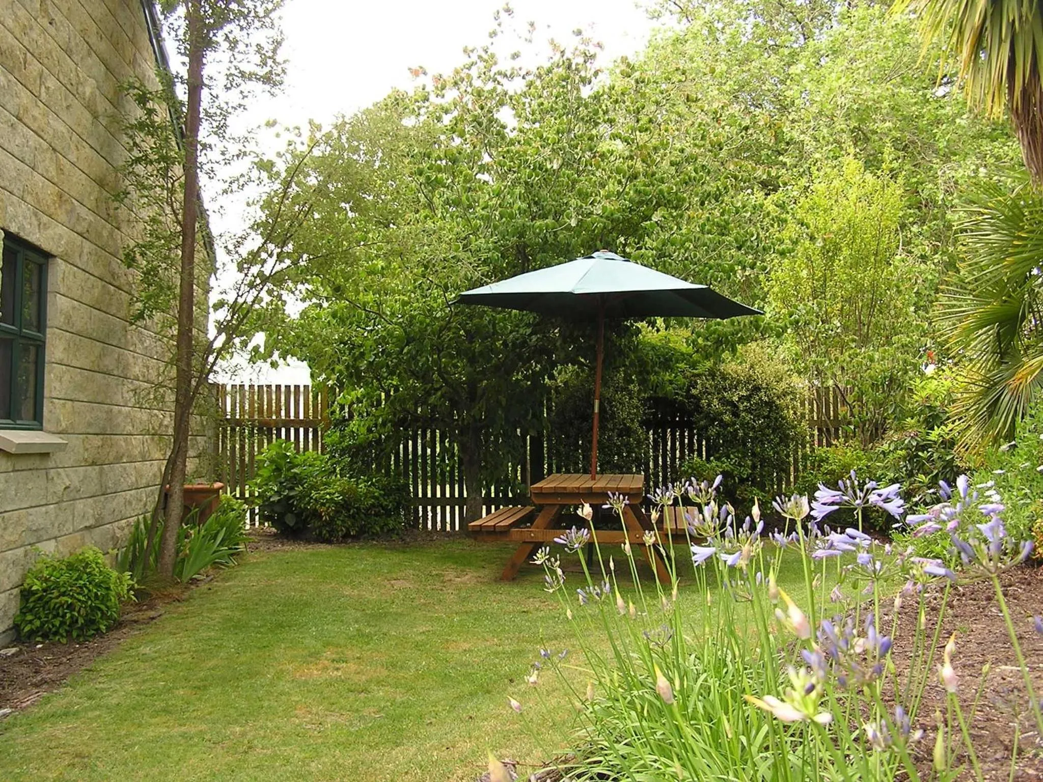 Inner courtyard view in Cambridge Mews Motel