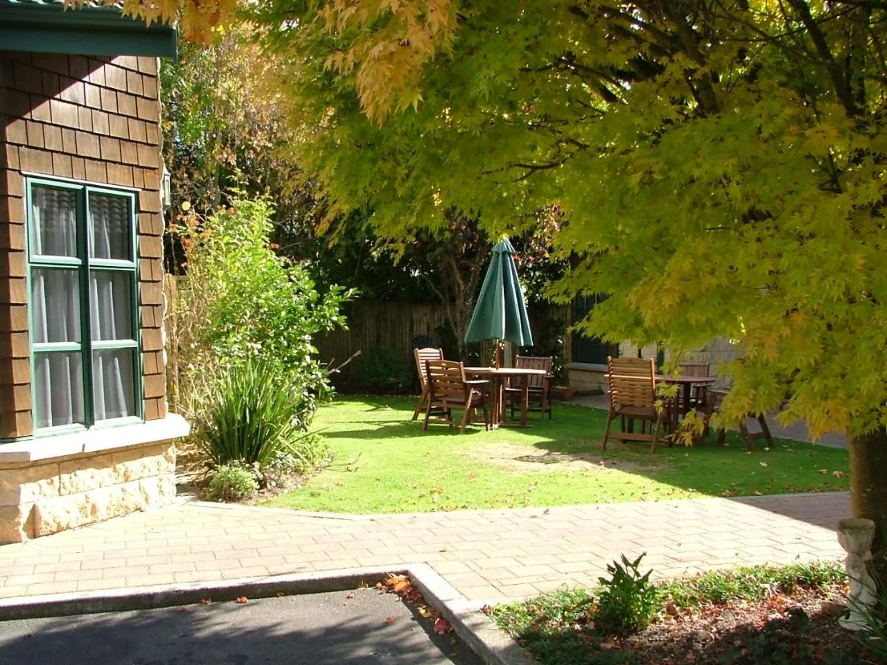 Garden view in Cambridge Mews Motel
