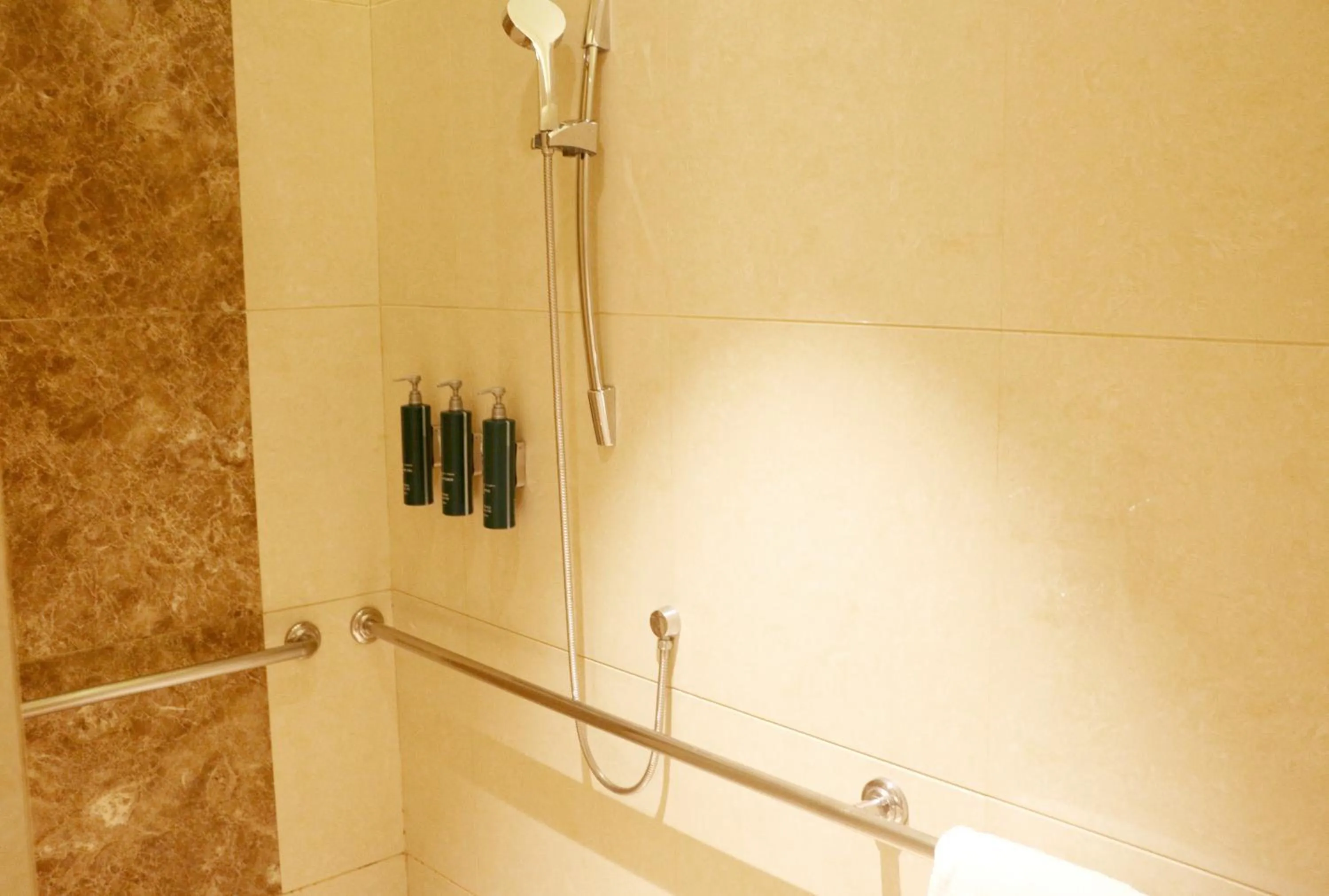 Shower in DoubleTree By Hilton Jiaxing