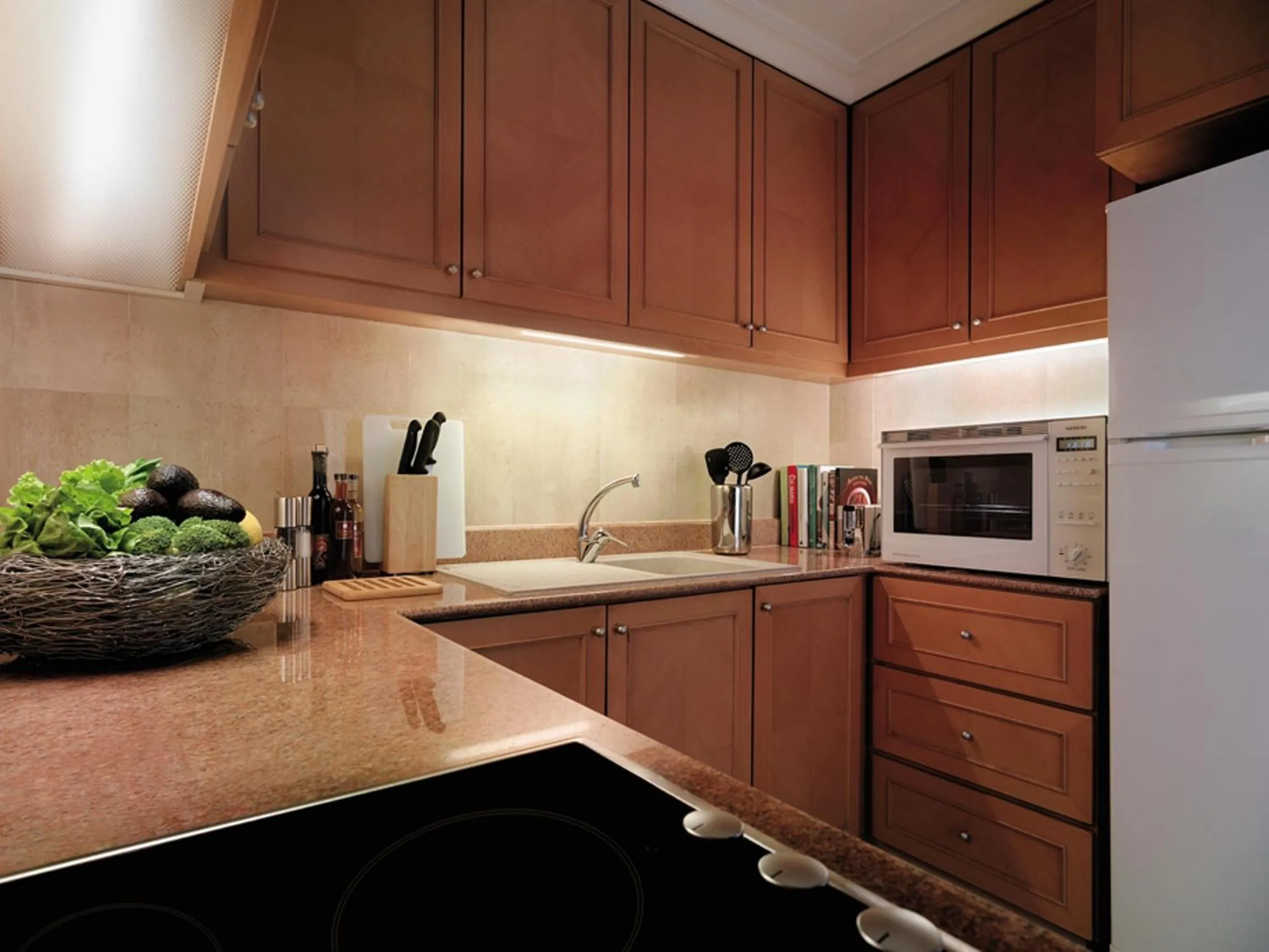 Kitchen or kitchenette in Shangri-La Apartments