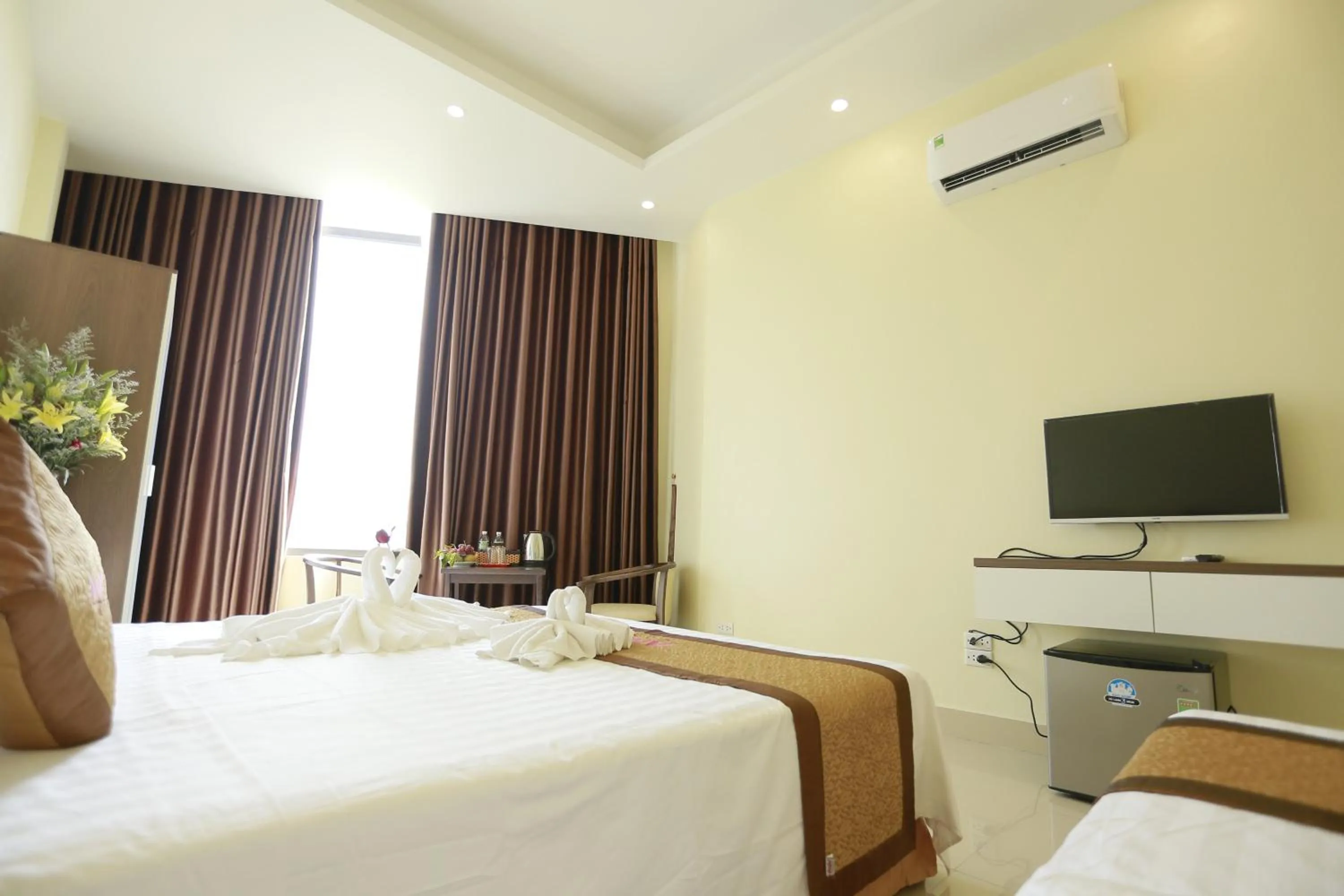 Mountain view, Bed in Anova 2 Hotel