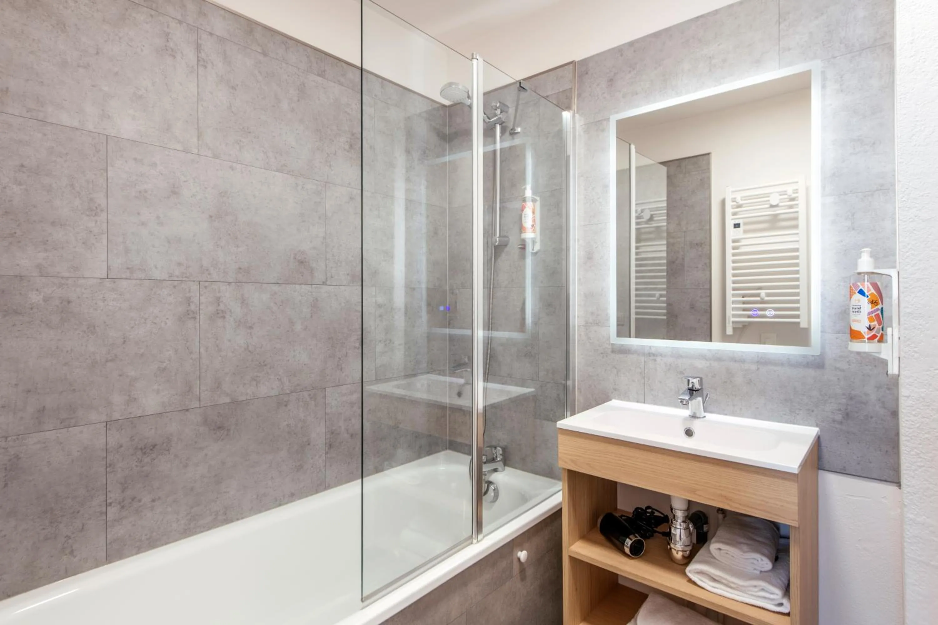 Bathroom in Aparthotel Adagio Access Paris Saint-Denis Pleyel