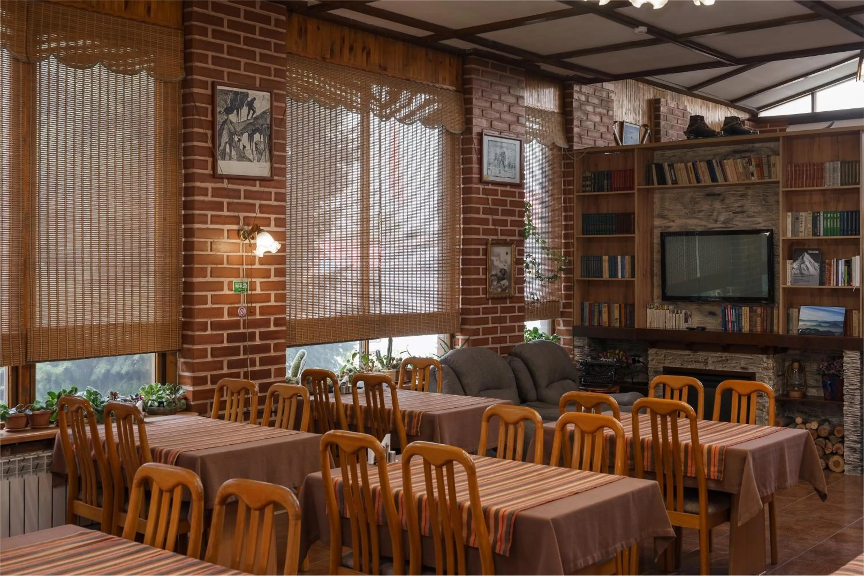 Restaurant/places to eat in Alpinist Hotel